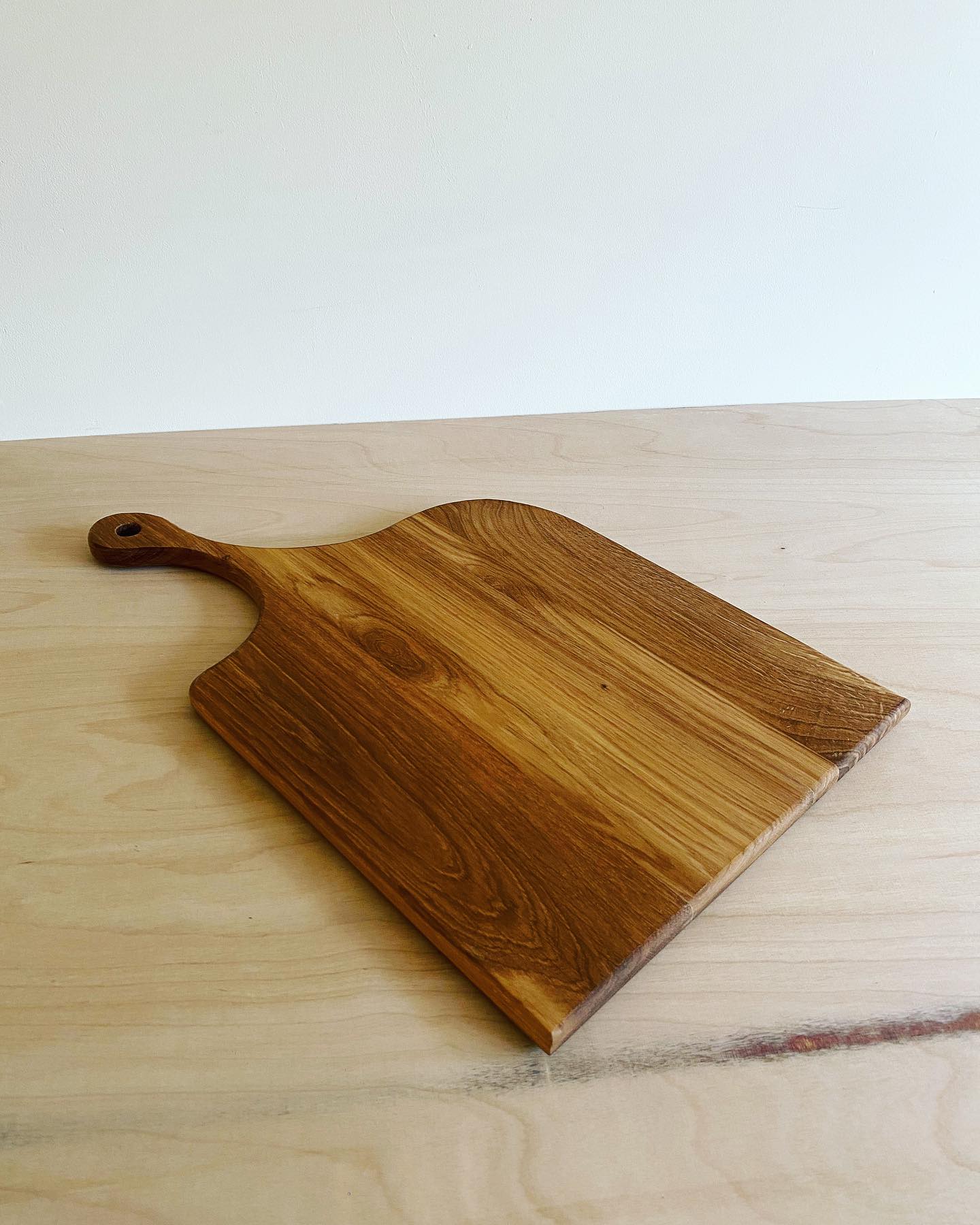 Wood Wednesday 🪵 Handmade boards in all shapes and sizes 🤎
Crafted by Steve James the joiner @stevejamesjoinery
#woodbalm #intheworkshop #beeswax #servingboards #sanding #intheworkshop #woodcrafts #asmr #intheworkshop #asmrvideo #asmrrelax #craftsofinstagram #shopsustainable #sustainabledesign #workinprogress #workshoptime #madetocreate #handmadeinuk #processtutorial #tutorial #designeducation #designshare #woodworktips