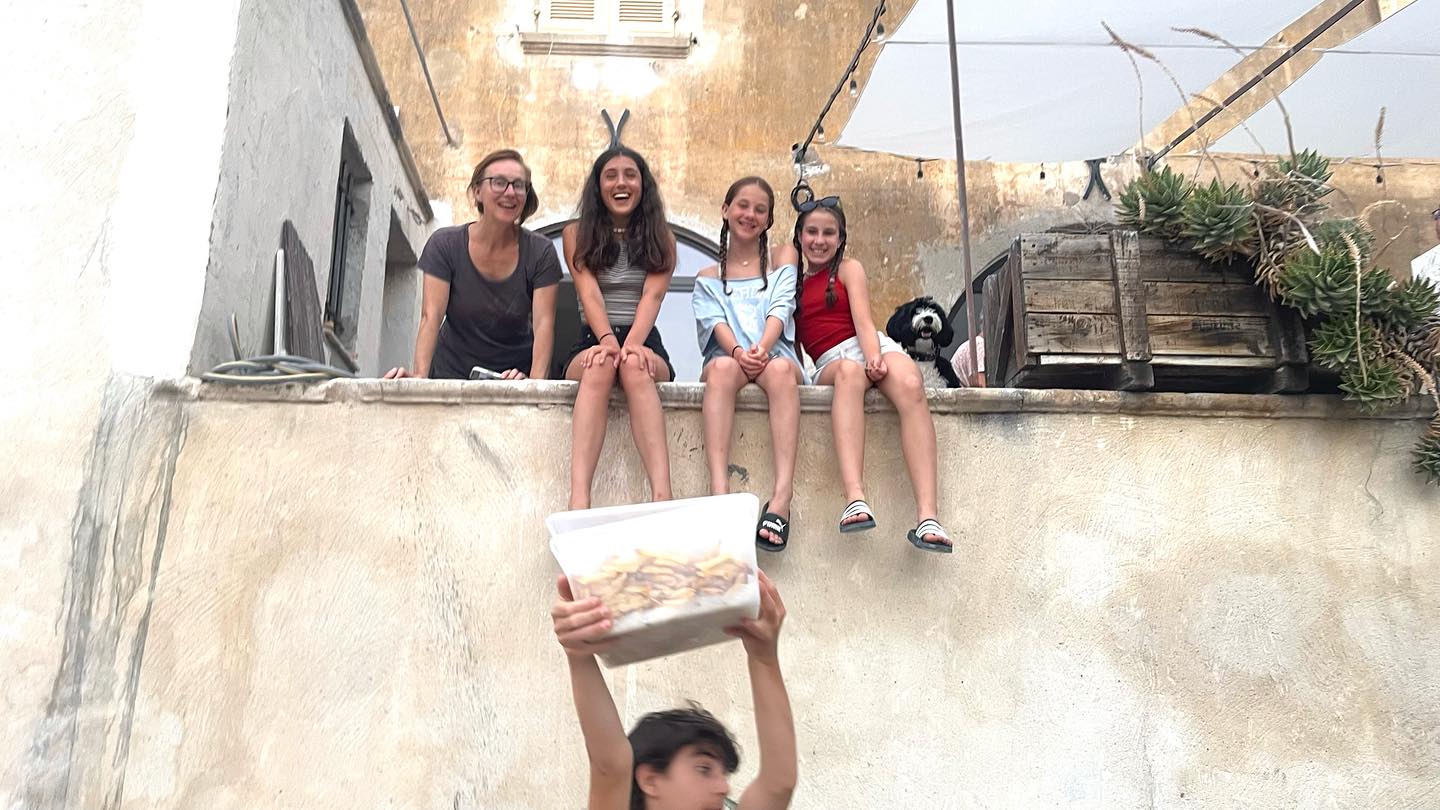 We made magical diners for 19 thanks to Sophie, chef and owner of @barrestaurantlepapillon. Mussels fries night last Thursday was a fun night. We can’t thank her enough. Love you too much Sophie ❤️. If you stay at @lamaisonlong_south_of_france, we can have diners and lunches delivered to you! It’s called true vacation. .
.
.
.
.
Book La Maison LONG****
Vacation home | Photoshoot
4 bedrooms | 6 guests
📍In the heart of the village (Ollioules, Var)
⛱ 15 min from beaches by car
⏱ Near Sanary-sur-Mer, Bandol, Le Castellet, Evenos, La Cadiere d'Azur, Toulon!
⌨ For lowest prices, book here:
www.lamaisonlong.com
.
.
Réservez La Maison LONG****
Maison de vacances | Lieu de Tournage
4 chambres | 6 personnes
📍Au cœur du village (Ollioules, Var)
⛱ 15 min des plages en voiture
⏱ Proche de Sanary-sur-Mer, Bandol, Le Castellet, Evenos, La Cadiere d'Azur, Toulon!
⌨ Réservez ici (prix les plus bas) : www.lamaisonlong.com
#lamaisonlong #maisonlong #ollioules #sanarysurmer #vacationhome #slow #slowliving #cotedazur #southoffrance #regionsud #frenchriviera #provencealpescotedazur #pacatourisme #maisonalouer #locationsaisonniere #maisondecharme #maisonsdevacances
#authenticprovence #suddelafrance #lesud #ProvenceGuide #VisitProvence #frenchcountry #uniquehomes #amazingspaces #patrimoinefrancais #oldstones #vaultedceiling