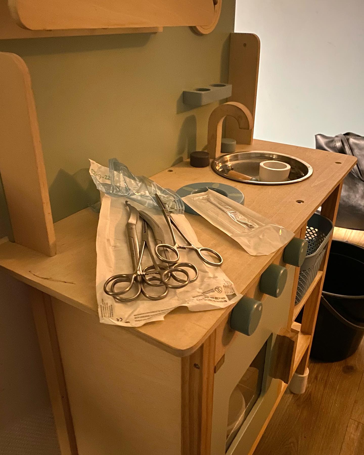 Wat te doen bij ruimtegebrek bij een thuisbevalling? Dan leg je de spullen op het keukentje 😂👩🍳🍳
@geboortezorg_salland @navivakraamzorg