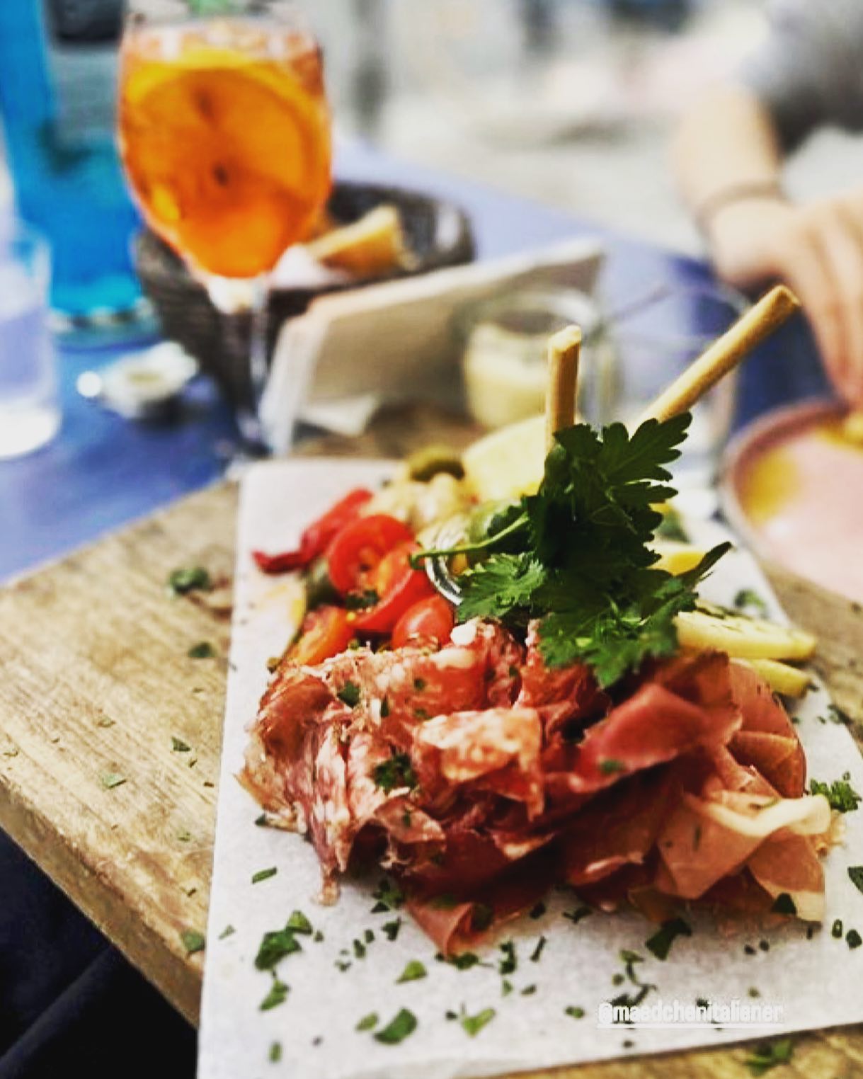 Unsere Antipasti fotografiert von @dieformgeberin 💙🩵
.
.
.
.
#dieformgeberin #antipasti #berlinrestaurant #berlinmitte #alteschönhauser #italianfood #mädchenitaliener