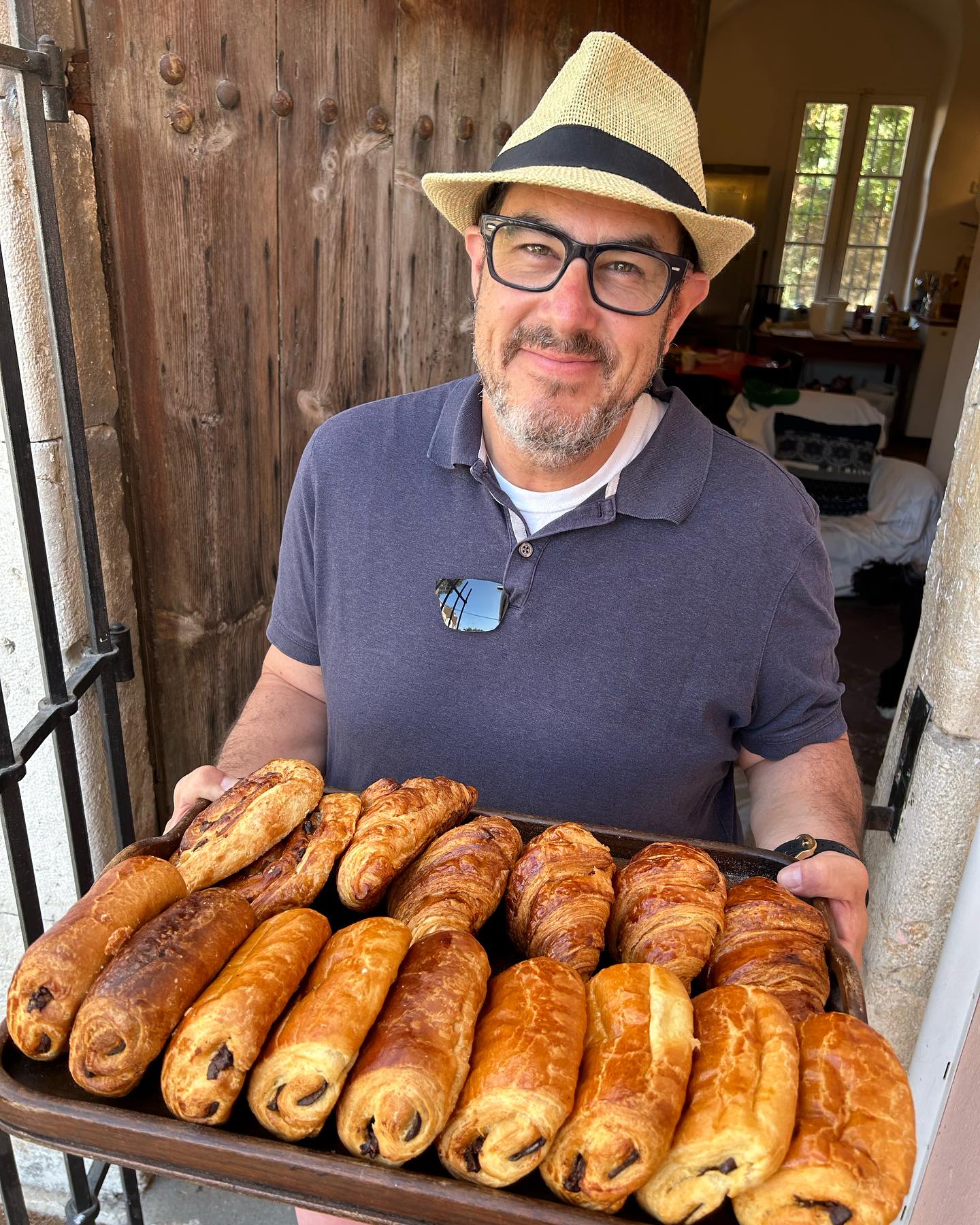 This is how Californian do it in the South of France, and we cannot be more thrilled ❤️ .
.
.
.
.
Book La Maison LONG****
Vacation home | Photoshoot
4 bedrooms | 6 guests
📍In the heart of the village (Ollioules, Var)
⛱ 15 min from beaches by car
⏱ Near Sanary-sur-Mer, Bandol, Le Castellet, Evenos, La Cadiere d'Azur, Toulon!
⌨ For lowest prices, book here:
www.lamaisonlong.com
.
.
Réservez La Maison LONG****
Maison de vacances | Lieu de Tournage
4 chambres | 6 personnes
📍Au cœur du village (Ollioules, Var)
⛱ 15 min des plages en voiture
⏱ Proche de Sanary-sur-Mer, Bandol, Le Castellet, Evenos, La Cadiere d'Azur, Toulon!
⌨ Réservez ici (prix les plus bas) : www.lamaisonlong.com
#lamaisonlong #maisonlong #ollioules #sanarysurmer #vacationhome #slow #slowliving #cotedazur #southoffrance #regionsud #frenchriviera #provencealpescotedazur #pacatourisme #maisonalouer #locationsaisonniere #maisondecharme #maisonsdevacances
#authenticprovence #suddelafrance #lesud #ProvenceGuide #VisitProvence #frenchcountry #uniquehomes #amazingspaces #patrimoinefrancais #oldstones #vaultedceiling