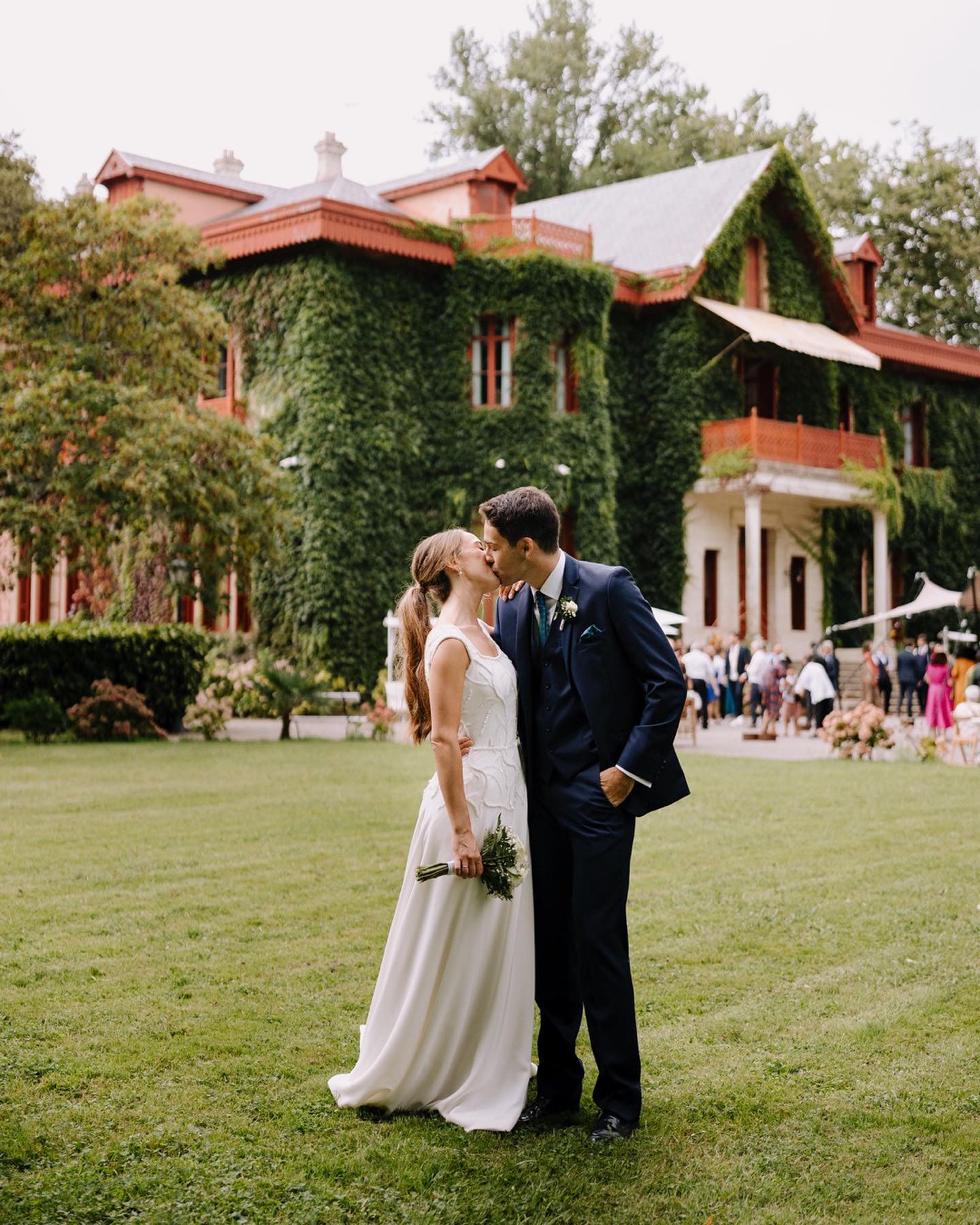 Wow!
¡Así si que se puede acabar la primera parte de la temporada del 2023! A principios de mes nos juntamos con Ane y Adrián en el @palacio_de_arbaizenea para ultimar todos los detalles de la fiesta que estaban preparando. Y aunque ya nos imaginábamos que iba a ser un día muy especial, lo del sábado fue espectacular 💛 Cuántos detalles y qué fácil nos lo pusieron ☺️. Mila esker bikote y mil gracias también a todo el equipo que hizo posible que todo saliera genial ✨
@palacio_de_arbaizenea
@reinadebodas
@irenehalley_
@rawlovefilms
@mahercatering
@isabelzapardiez
@ugaldemoda
@laurabeautyatelier
@reginalomas_estetica
@flowersandeventsbyjosuirizar
@orainart_bodas
@nemuxpromusic
@anegerriko
@labahiacreativa
@filipecourt_music
@selfieprint_