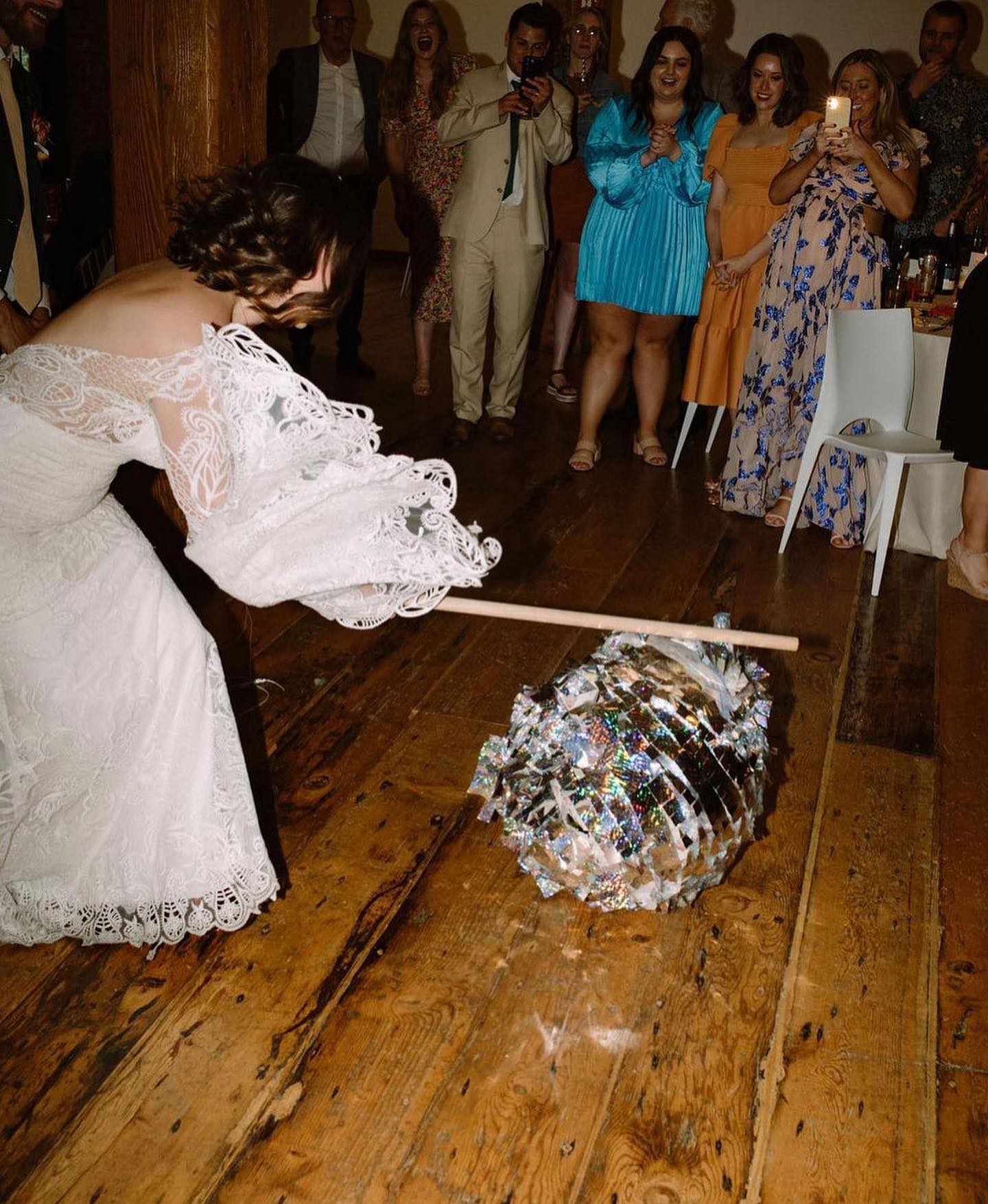 A disco ball piñata for Ryann and Christans' wedding day in Irving Street Studio 🪩
Repost from @weddingplannermorgan
Vendors
Catering: @vibrant_table
Photography: @itscourtneyhellen
Planner: @weddingplannermorgan
Floral: @fieldworkflowers
DJ: @pdxdjs
Rentals: @ardeneventcollective
Dress: @charlottesweddings
A reminder that if you book a venue rental with us for 2023 by August 31, you will save 10%.
For more information follow the link in our bio.