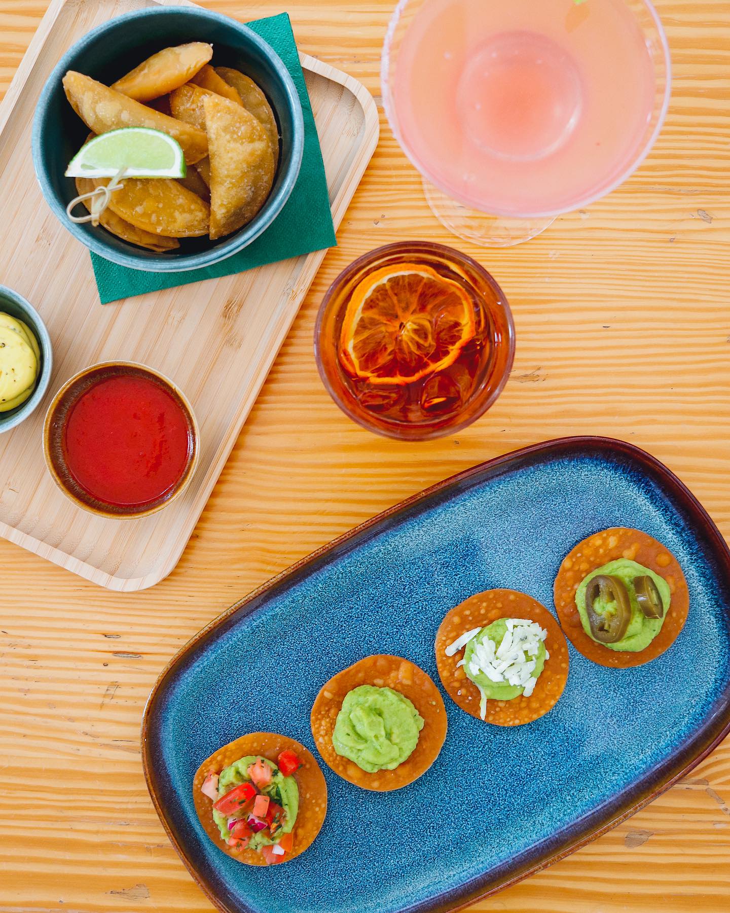 L’estate si chiama ALMA LATINA!
🇲🇽
EMPANADAS 8€
10 panzerotti di sfoglia ripieni e fritti, serviti con maionese al lime e salsa ai tre peperoncini
🌮 che abbiniamo a🌮
TOSTADITAS 4,5€
4 cialde croccanti con guacamole conditi con: pomodori, pico de gallo, Blu di Lanzo, jalapeño
Per i cocktail chiedete a Giorgia che saprà illuminarvi sul drink perfetto 🍹
#almalatinatorino #almalatina #ristorantemessicano #senzaglutine #celiachiaitalia #senzaglutineitalia #tostaditas #tacostacostacos #mexicanfoodlover #italiaintavola #mangiareatorino #torinoèlamiacittà #igtorino #ig_turin 📸 @nordfoodovestest