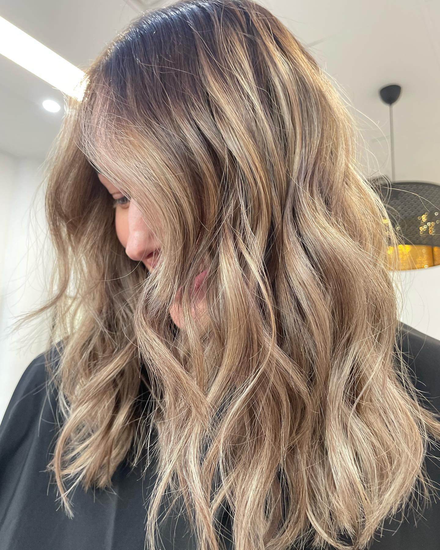 Anyone else thinking of going Brunette 🙋🏼♀️ 😍
This Winter season has been all about the multidimensional BRUNETTE hair changes!
That SHINE 🤩