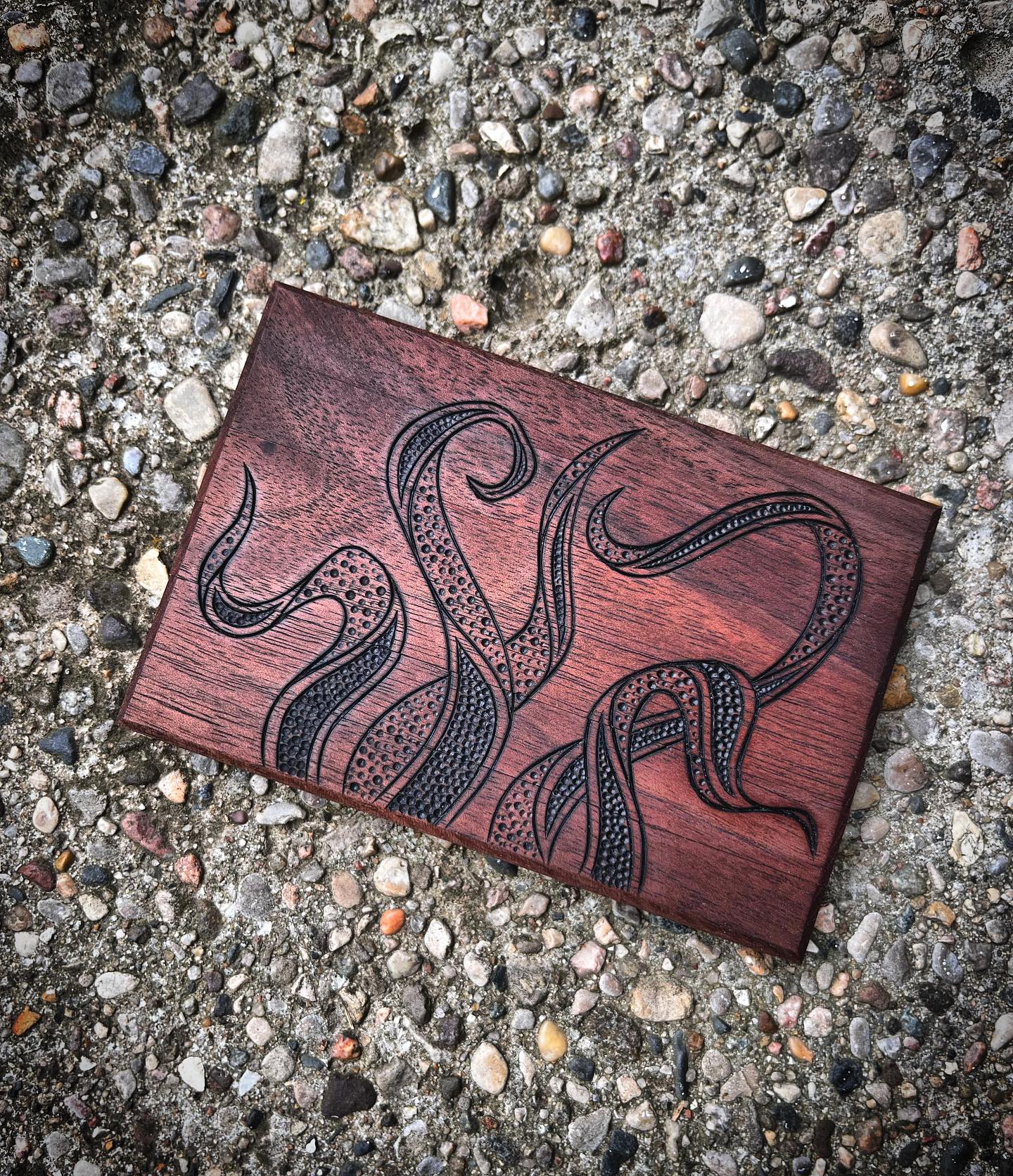 Some tentacle personalization on this @lexcocase cigarette case 🦑😎
.
.
.
.
.
.
.
.
.
#kcapurasdesign #pyrography #pyrographyart #pyrographyartist #woodart #woodartist #woodburning #woodburningartist #woodburningart #woodporn #burnedbyhand #freehand # #woodcraft #originaldesign #oneofakind #femalewoodworker #details #accessories #cigarettecase #statementpiece #tentacles #octopusart #artofinstagram #artporn #michigan #localartist @razertip @odiesoil