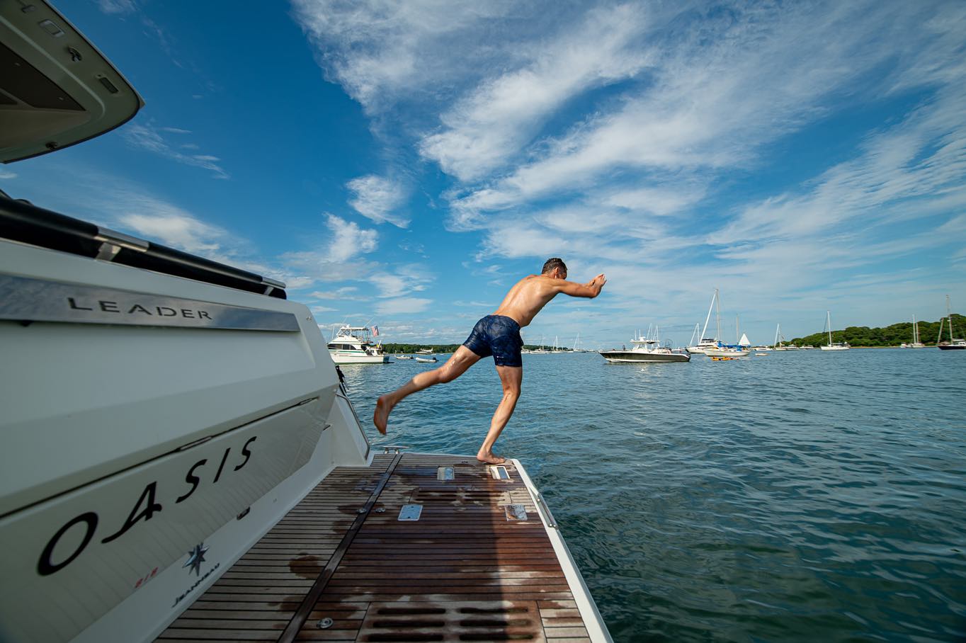 Dive on in! 🏊♀️
.
.
#oasischarters #hamptonsyachtcharters #hamptonsyachtcharter #yachtcharter #hamptons #hamptonslife #hamptonsstyle #hamptonsliving #thehamptons #shelterisland