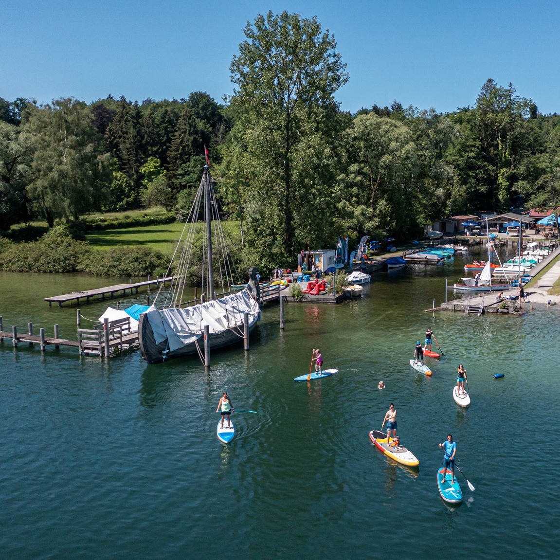 In den Sommerferien haben wir an ausgewählten Tagen auch unter der Woche geöffnet! Alle Tage und Details findet ihr immer aktuell auf unserer Webseite unter Wissenswertes > Öffnungszeiten + Programm.
#sup #standuppaddling #paddleboarding #prien #prienamchiemsee #chiemsee #chiemgau #chiemseechiemgau #chiemseealpenland #chiemseeliebe #chiemgauliebe @schraml_bootsverleih @prien_am_chiemsee @chiemseealpenland