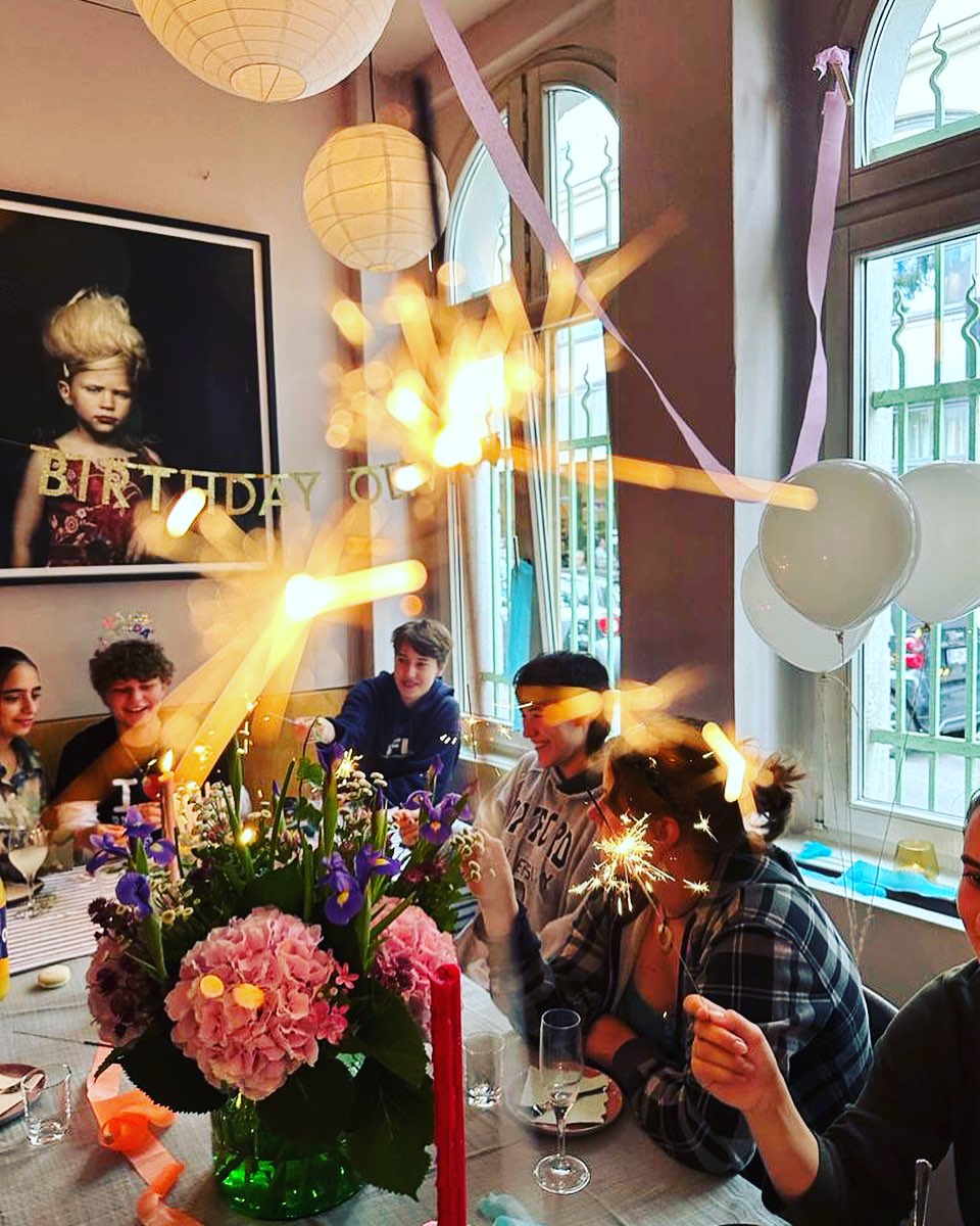 Dieses kleine babygirl auf dem tollen Kunstwerk von @tinawinkhaus ist 18 geworden 🥳
18 Jahre mit mir als Gastromama waren bestimmt manchmal mehr als herausfordernd, aber umso stolzer bin ich auf dich (und mich), dass wir es bis hierhin geschafft haben..
.
.
.
.
.
#mädchenitaliener #18 #geburtstag #alteschönhauser #italianrestaurant #cafetrinken #geburtstagsparty #schönwars #stolzemama #volljährig #daslebenbeginnt