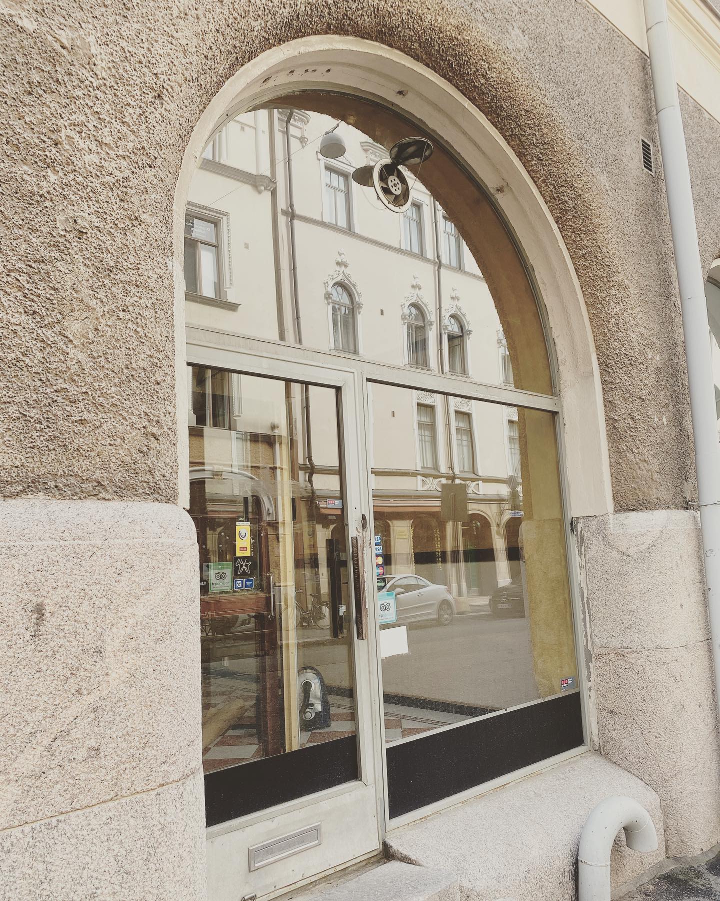 Hei me muutetaan🫶🏼
Vihdoin on uuden tilan avaimet kourassa niin voimme sen täälläkin julkistaan.
Bow muuttaa 1.11 uusiin tiloihin osoitteeseen Uudenmaankatu 2❣️
Ennen muuttoa on tilaan tiedossa melko mittava remontti, kiinnostaisiko teitä seurata sen etenemistä?
#newhome