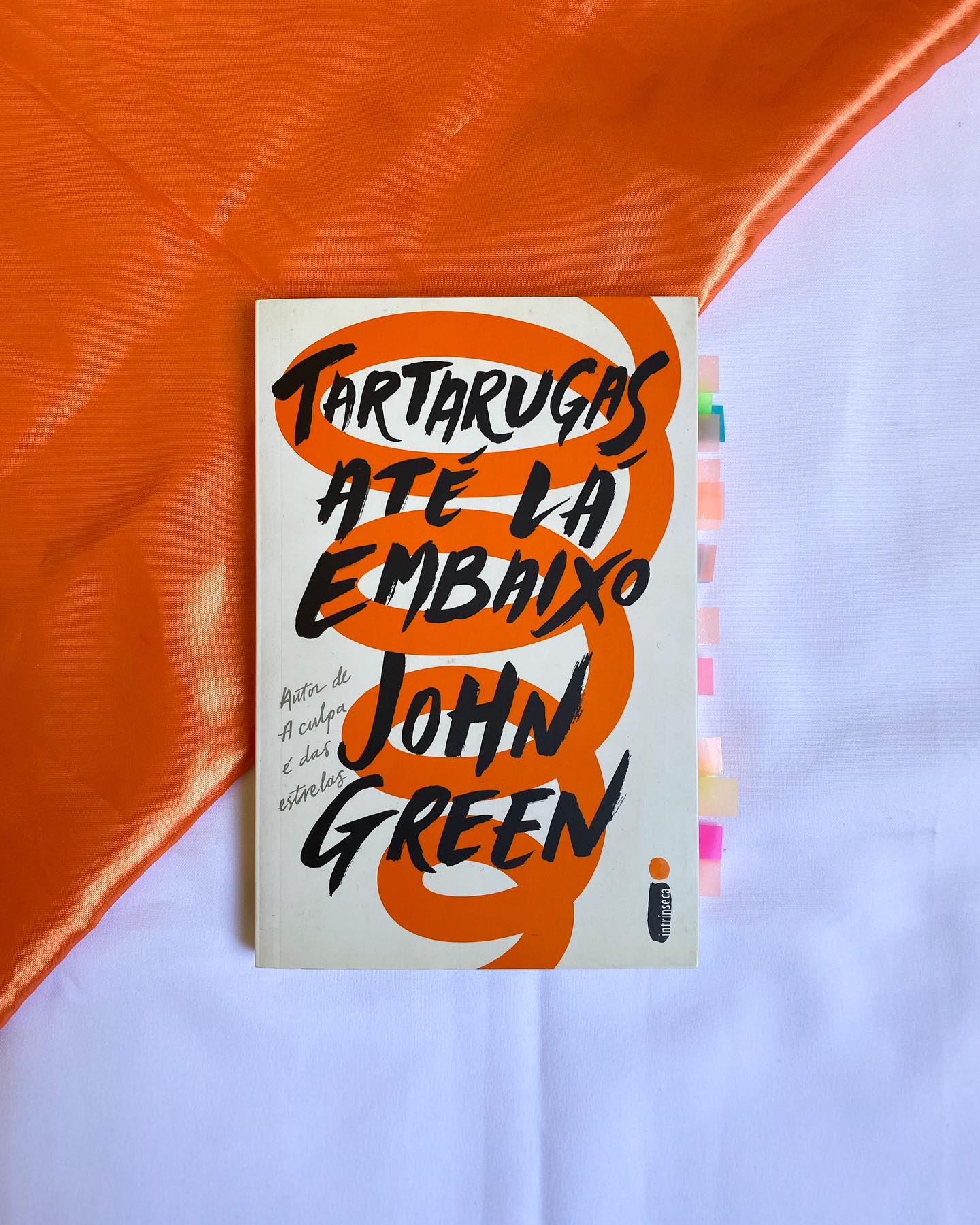 🐢Tartarugas Até Lá Embaixo🐢
🐢Nessa incrível história, John Green apresenta Aza Homes, uma garota de 16 anos que mora em Indiana, com sua mãe. Acompanhada de sua melhor amiga, a super fã de Star Wars, Daisy, no qual sempre divide tudo sobre a sua vida. Mas algo interessante e inusitado está para acontecer nesta pequena cidade, quando o famoso bilionário Russell Pickett some sem deixar nenhuma pista intrigando todos os moradores.
🐢Com isso, o seu filho Davis, com os policiais responsáveis pelo no caso, oferece uma recompensa de cem mil dólares para quem souber do paradeiro do seu pai, vivo ou morto. Aza e Daisy veem a oportunidade perfeita para dar uma de detetive, e ainda por cima, colocar a mão em uma boa bolada. Sendo que elas têm grandes benefícios em seu favor, possuindo o contato de Davis, e assim, começar uma aventura em sua cidade.
🐢Para Tartarugas até lá Embaixo, John Green deixa expostas feridas (literalmente) pessoas de sua vida, pois a Personagem principal Aza Holmes possui Transtorno obsessivo compulsivo (TOC), igualmente ao Autor. Com isso, a sua escrita em volta da história de duas adolescentes que querem bancar detetive vai muito além do que se possa imaginar.
🐢Com os pensamentos intrusos de Aza invadindo a sua cabeça a todo momento e fazendo ela ter crises em momentos mais indesejados, deixa a história ainda mais perfeita. John sabe exatamente como introduzir os pensamentos de Aza na história, em certos portos você sente agonia dos pensamentos, mas, ao mesmo tempo, sabe que é com essa realidade que ela vive, e não só ela.
#book #livros #bestsaller #books #bookstagram #jonhgreen #tartarugaatelaembaixo #tartaruga🐢 #toc #intrinsecaeditora #investigacao #misterious #texto #textoautoral #resenhadelivro #resenha
