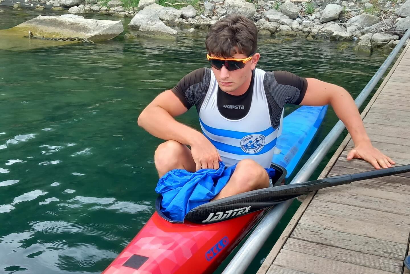 Sul lago Albano a Castel Gandolfo si sono svolti dal 4 al 6 Agosto i Campionati Italiani di velocista per le categorie Ragazzi, Junior e Under23.
I ragazzi del Ciroclo Sestese tornano a casa con dei buoni risultati e nel complesso anche chi non è arrivato a podio ha dato prova di essersi migliorato.
Sono state guadagnate diverse finali e 2 podi:
• 2º posto per il k2 Ragazze F 1000m composto da Sofia Valli e Matilde Rosini
• 3º posto per il k4 Junior F sulla distanza dei 500m con Elena Rigoli, Matilde Rosini, Sofia Valli e Iris Trapella