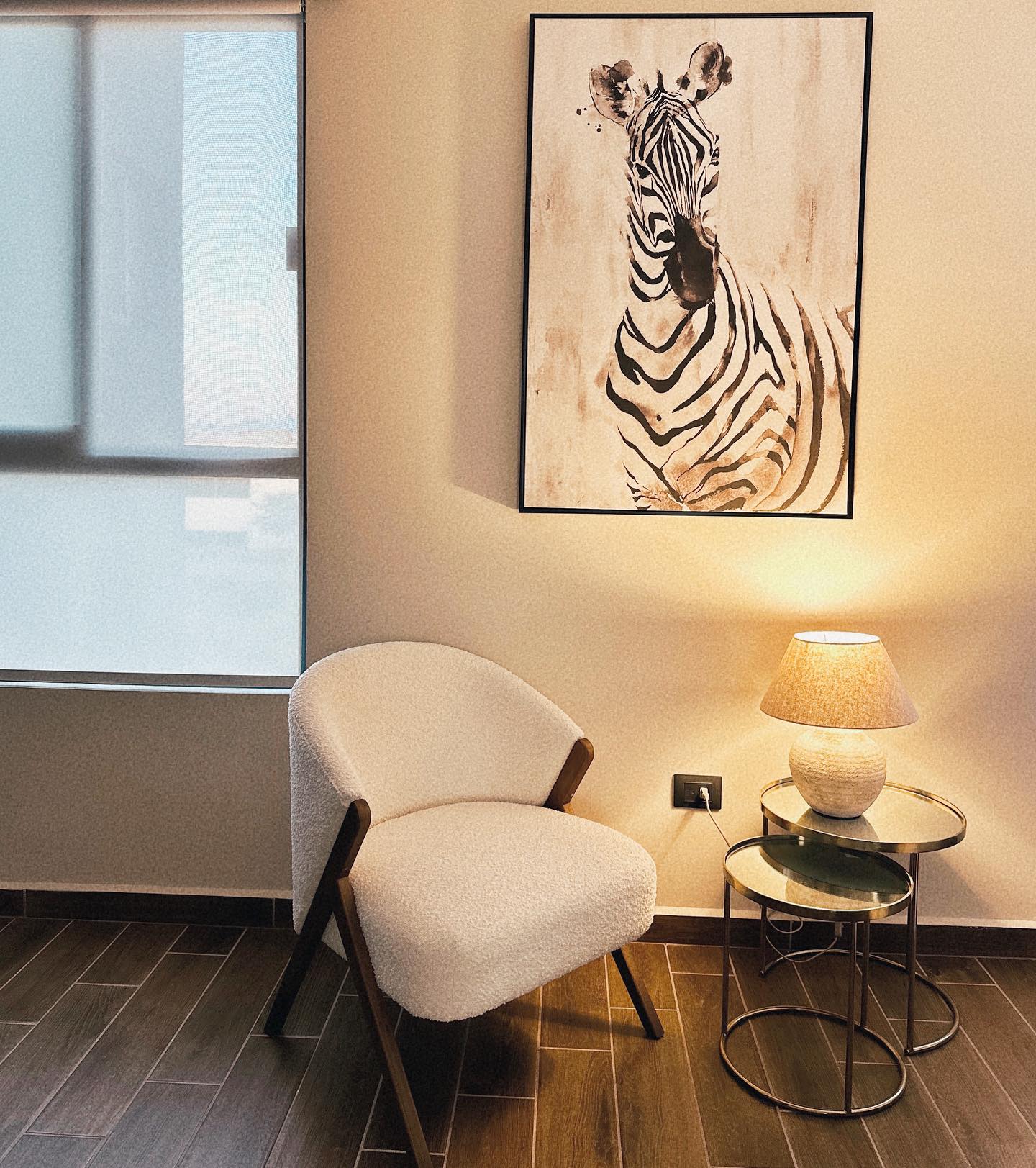 Aprovechar los puntos lumínicos para hacer de nuestro hogar ese espacio perfecto es, más allá de importante, imprescindible. Convertir un inmueble en un lugar acogedor, que nos represente, puede depender en muchas ocasiones de su luminosidad.
.
.
.
#cuadrosdecorativos #espacios #decohome #diseñodeinteriores #interiordesign #interiorismo #iluminacion #ilumincionnatural #lamparademesa #espaciodelectura #sillonocasional #proyectosdeinteriorismo #decoracioninteriores