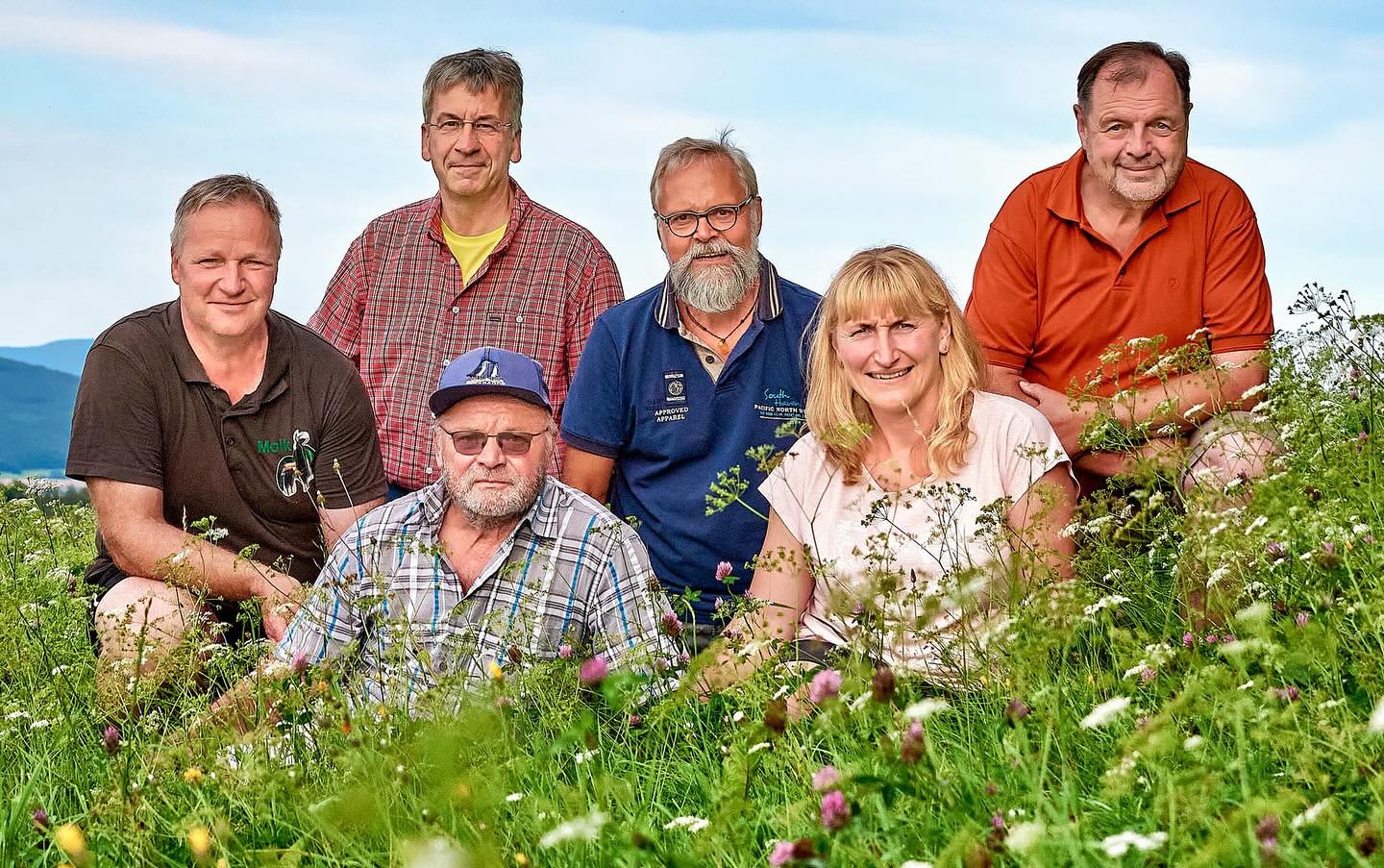 Die IG Naturboten wurde ins Leben gerufen, um Naturführern in der Rhön eine Lösung für ihre Herausforderung zu bieten - den Mangel an Versicherungsschutz. Trotz ihrer umfassenden Ausbildung kann in der Natur stets Unvorhergesehenes passieren. Dabei ist es von Vorteil, nicht nur den Naturführer abzusichern, sondern auch den Teilnehmern Sicherheit zu gewährleisten. Im Notfall können sie sich darauf verlassen, dass eine angemessene Nachsorge sichergestellt ist.
Ein weiterer Pluspunkt unserer Initiative ist der Austausch von Erfahrungen unter den Naturführern. Wir organisieren regelmäßige Treffen im Jahr, bei denen ein Mitglied eine Führung leitet, gefolgt von einem geselligen Beisammensein.
𝐁𝐢𝐥𝐝: 𝐝𝐞𝐫 𝐕𝐨𝐫𝐬𝐭𝐚𝐧𝐝 𝐳𝐮 𝐆𝐚𝐬𝐭 𝐛𝐞𝐢𝐦 𝐌𝐢𝐭𝐠𝐥𝐢𝐞𝐝 𝐌𝐚𝐢𝐤 𝐊𝐧𝐚𝐜𝐤𝐞𝐫𝐭 𝐢𝐧 𝐋𝐞𝐧𝐝𝐞𝐫𝐬
(v.l.n.r.): Maik Knackert (kein Vorstands Mitglied), Gerd Dietzel, Wolfram Schöbel, Ralph Georgi, Daniela Sell, Dieter Ulrich‚ Mario Losert (Fehlt auf den Bild)
#rhön #rhönliebe #gästeführer #nature #biospärenreservatrhön #grünesband #naturführer #naturführungen #znl #naturundlandschaftsführer #schröhn #rhönistschön #naturliebe #naturelovers #rhönliebe