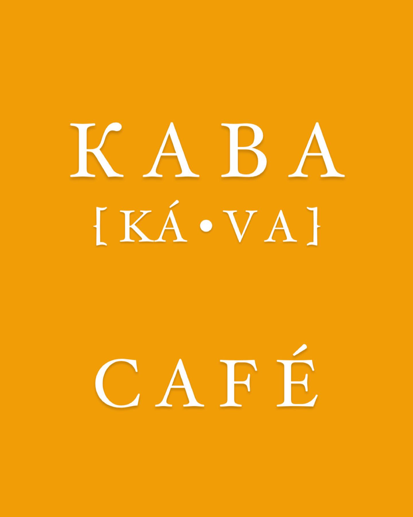 Hoje os ucranianos curtem café do Brasil, as cafeterias escolhem entre as fazendas que exportam e servem essa bebida em várias formas. Difícil imaginar que café nem sempre foi popular na Europa. Você sabia que um ucraniano popularizou essa bebida na Europa central e leste?
Yuri Kulchitsky era empresário e tradutor. Alguns acreditam que ele foi sequestrado jovem e passou a parte da vida na Turquia, aprendendo o idioma e a cultura. Ele chegou a trabalhar como tradutor e comerciante na Ucrânia, Áustria e Turquia.
No ano 1683 quando a Turquia abordou a cidade de Viena e na cidade começou o pânico e a fome. Os defensores da cidade tentaram enviar uma pessoa para passar o exército turco e pedir ajuda, mas ninguém conseguia fazer essa tarefa.
O Yuri decidiu fazer a tentativa, ele se vestiu com roupa típica e conseguiu enganar os guardas e sair da cidade sitiada.
A cidade e a população foram salvos. Por conseguir sair e buscar ajuda, Yuri foi considerado um herói pela população local. Yuri pediu como prêmio 50 sacos de café que foram deixados por turcos e abriu a primeira cafeteria da cidade em 1683. Ele que inventou adicionar leite e açúcar em café e viralizou a bebida em toda a Europa. Yuri sempre servia café vestido em roupa turca para mais autenticidade da bebida.
A história completa no nosso blog => link na bio @azul.e.amarelo
#cafebrasil #ucrânia #ucrania