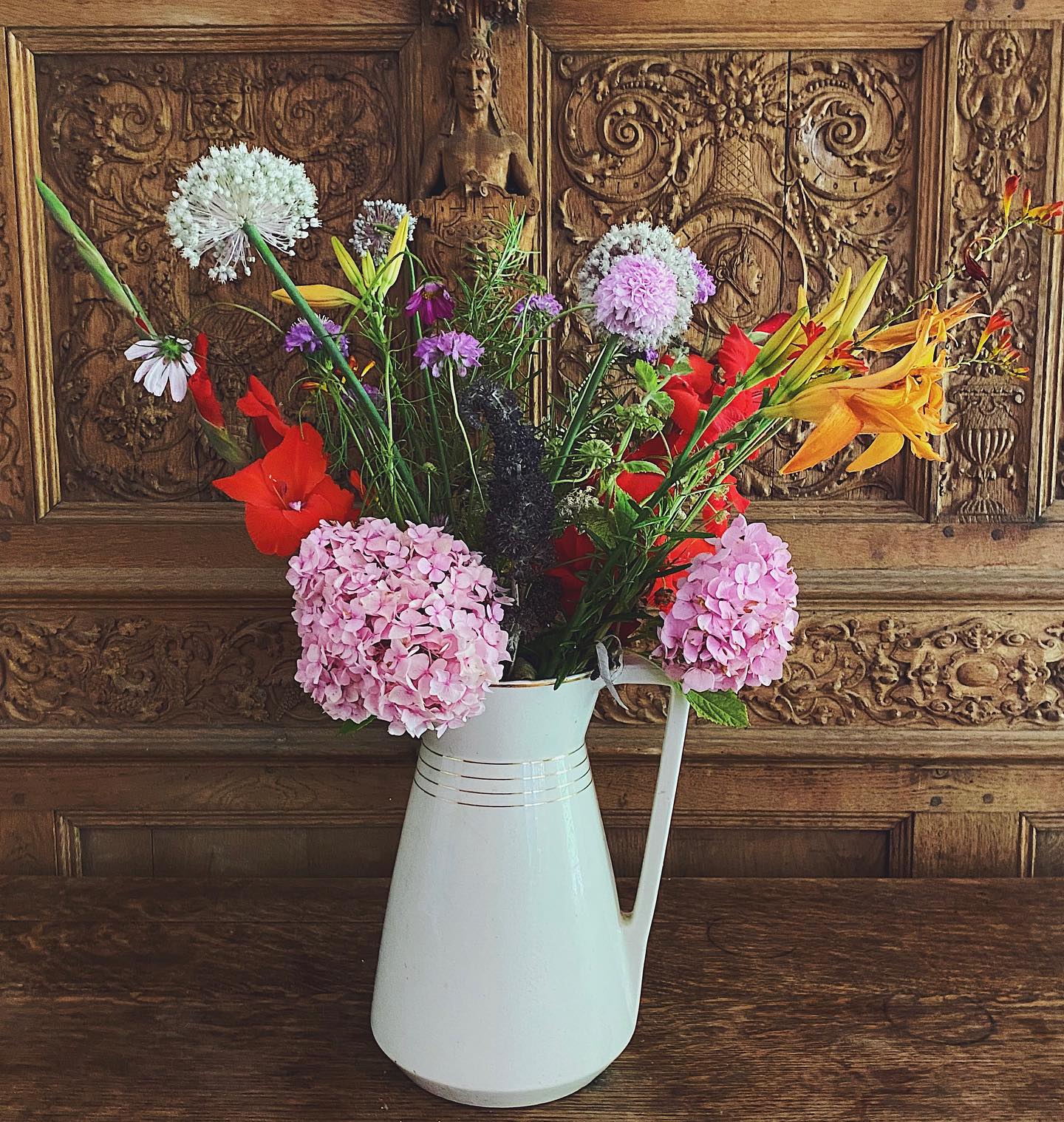 We love to decorate the Manor with fresh bouquets of flowers for our guests. All picked from our garden - you can’t beat English grown flowers🌸
We’ve extended our offer of a complimentary magnum of Champagne for guests to enjoy throughout their stay!
Any bookings made for October, November and December will receive this when referencing ‘Champagne’! 🍾
Thinking of planning a getaway with friends or family for the autumn/winter? Why not book a stay at Symondsbury Manor… surrounded by beautiful countryside and just a stones throw away from the glorious Jurassic coast!
Please get in touch with us at:
peter@symondsbury.com
01308 456525
www.symondsbury.com
#symondsburymanor #symondsbury #dorset #bridportholidays #bridportlife #bridportdorset #jurrasiccoast #dorsetcoast #dorsetholidays #countryholidays #countryholidaysuk #englishmanorhouse #englishmanors #englishmanor #englishmanorhousestyle #selfcateringaccommodation #selfcateringholidays #selfcateringholidaysuk #selfcateringholidaysdorset #dorsetholidays #uniqueholidayrentals #holidayrentalsuk #englishflowers #summerflowers #summerbouquet #manorhouse #uniquehomestays