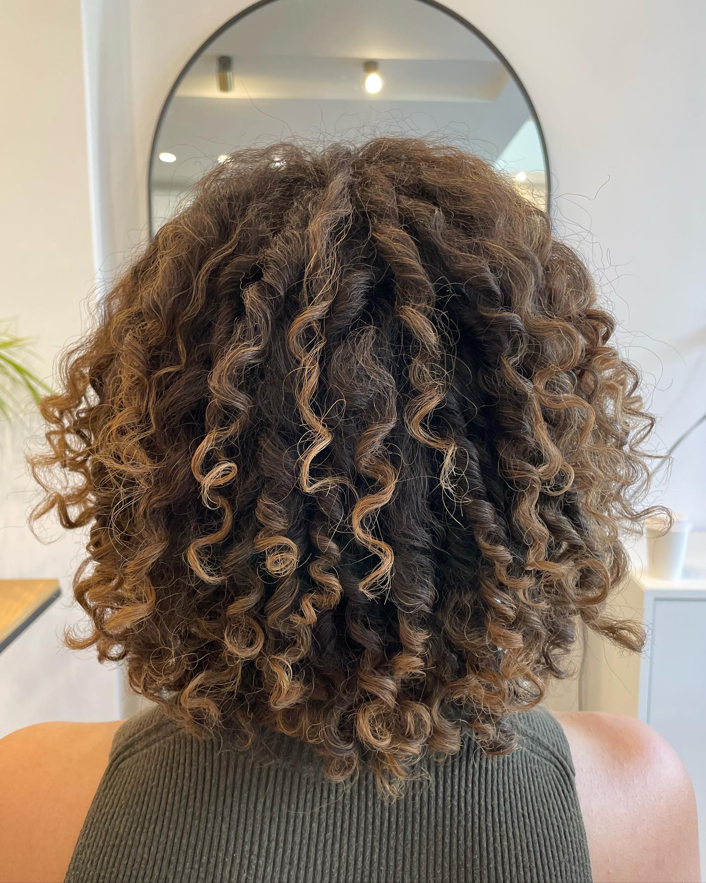 For this beautiful lady I started off with a curly cut to add some volume and definition.
Then we did natural highlights to accentuate her base color, and of course followed that with a Olaplex bond treatment to prevent any future damage, and repair/strengthen her ends💕
#natural#curlyhair#curlygirl#cgm#haircare#salon#hair