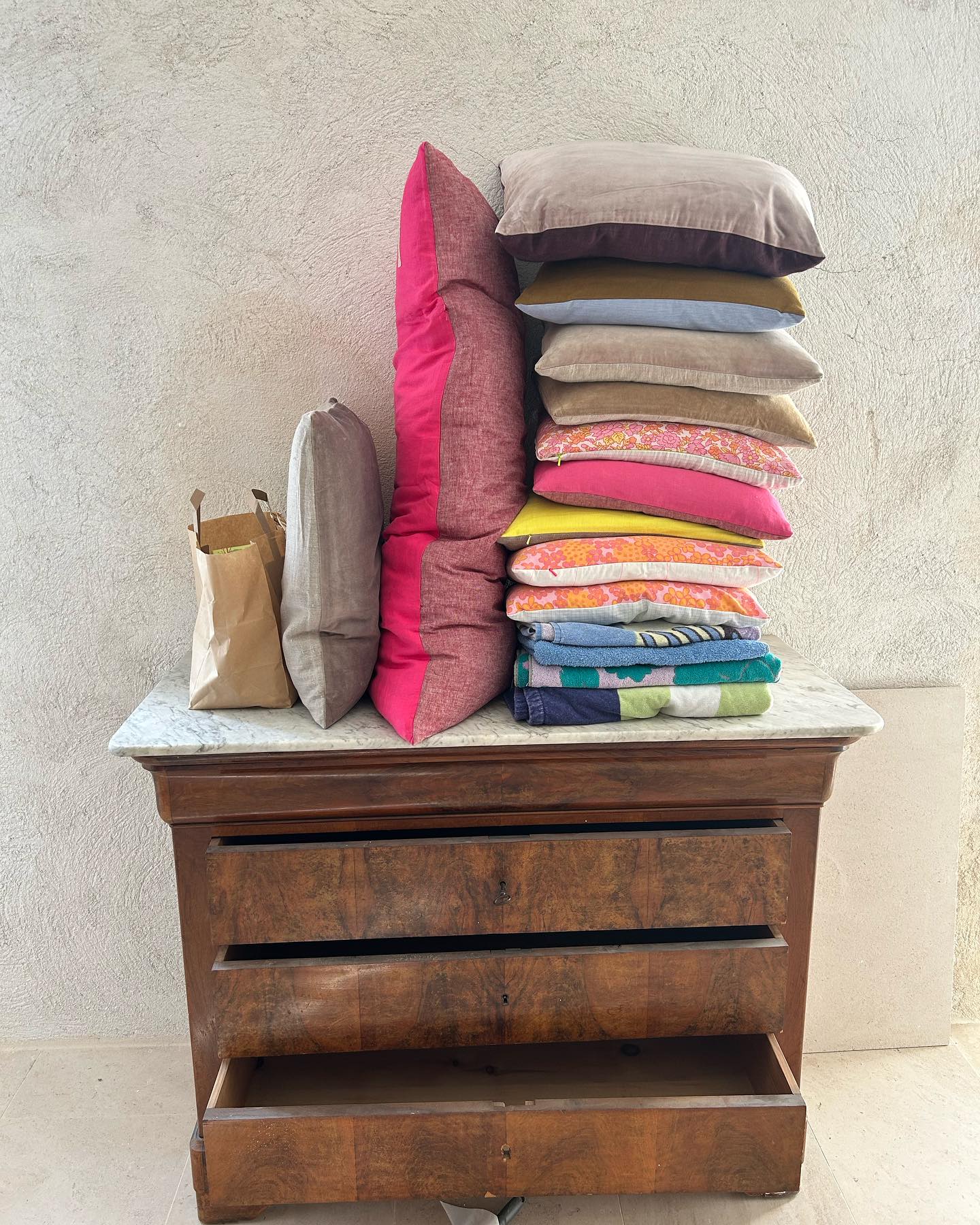 Today was pillow day at La Maison LONG**** in the middle of the renovation!
.
.
.
.
Book La Maison LONG****
Vacation home | Photoshoot
4 bedrooms | 6 guests
📍In the heart of the village (Ollioules, Var)
⛱ 15 min from beaches by car
⏱ Near Sanary-sur-Mer, Bandol, Le Castellet, Evenos, La Cadiere d'Azur, Toulon!
⌨ For lowest prices, book here:
www.lamaisonlong.com
.
.
Réservez La Maison LONG****
Maison de vacances | Lieu de Tournage
4 chambres | 6 personnes
📍Au cœur du village (Ollioules, Var)
⛱ 15 min des plages en voiture
⏱ Proche de Sanary-sur-Mer, Bandol, Le Castellet, Evenos, La Cadiere d'Azur, Toulon!
⌨ Réservez ici (prix les plus bas) : www.lamaisonlong.com
#lamaisonlong #maisonlong #ollioules #sanarysurmer #vacationhome #slow #slowliving #cotedazur #southoffrance #regionsud #frenchriviera #provencealpescotedazur #pacatourisme #maisonalouer #locationsaisonniere #maisondecharme #maisonsdevacances
#authenticprovence #suddelafrance #lesud #ProvenceGuide #VisitProvence #frenchcountry #uniquehomes #amazingspaces #patrimoinefrancais #oldstones #vaulted ceiling