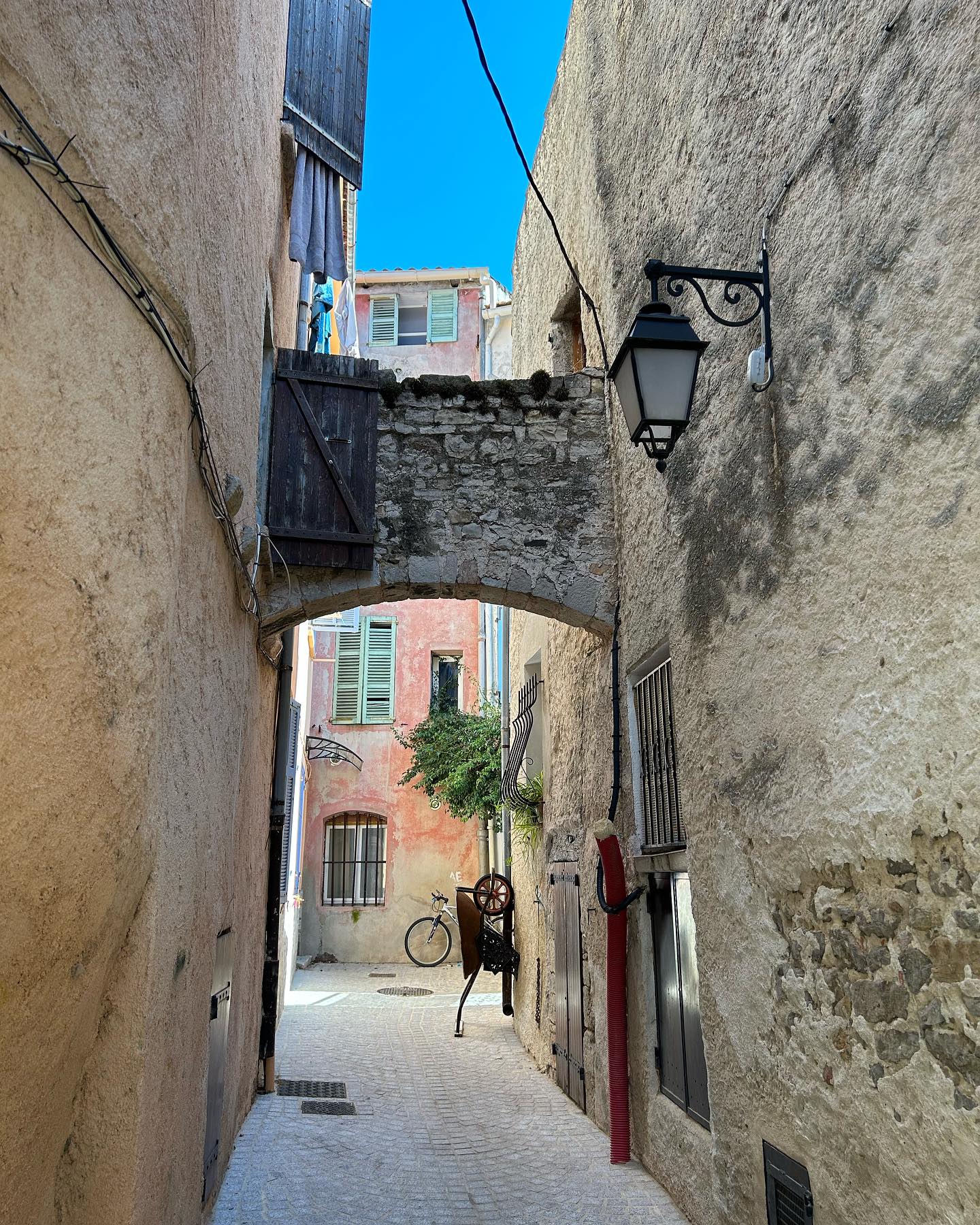 One of the most magical street in #ollioules. Absolutely gorgeous. Only few streets away from La Maison LONG****. .
.
.
.
.
Book La Maison LONG****
Vacation home | Photoshoot
4 bedrooms | 6 guests
📍In the heart of the village (Ollioules, Var)
⛱ 15 min from beaches by car
⏱ Near Sanary-sur-Mer, Bandol, Le Castellet, Evenos, La Cadiere d'Azur, Toulon!
⌨ For lowest prices, book here:
www.lamaisonlong.com
.
.
Réservez La Maison LONG****
Maison de vacances | Lieu de Tournage
4 chambres | 6 personnes
📍Au cœur du village (Ollioules, Var)
⛱ 15 min des plages en voiture
⏱ Proche de Sanary-sur-Mer, Bandol, Le Castellet, Evenos, La Cadiere d'Azur, Toulon!
⌨ Réservez ici (prix les plus bas) : www.lamaisonlong.com
#lamaisonlong #maisonlong #ollioules #sanarysurmer #vacationhome #slow #slowliving #cotedazur #southoffrance #regionsud #frenchriviera #provencealpescotedazur #pacatourisme #maisonalouer #locationsaisonniere #maisondecharme #maisonsdevacances
#authenticprovence #suddelafrance #lesud #ProvenceGuide #VisitProvence #frenchcountry #uniquehomes #amazingspaces #patrimoinefrancais #oldstones #vaultedceiling