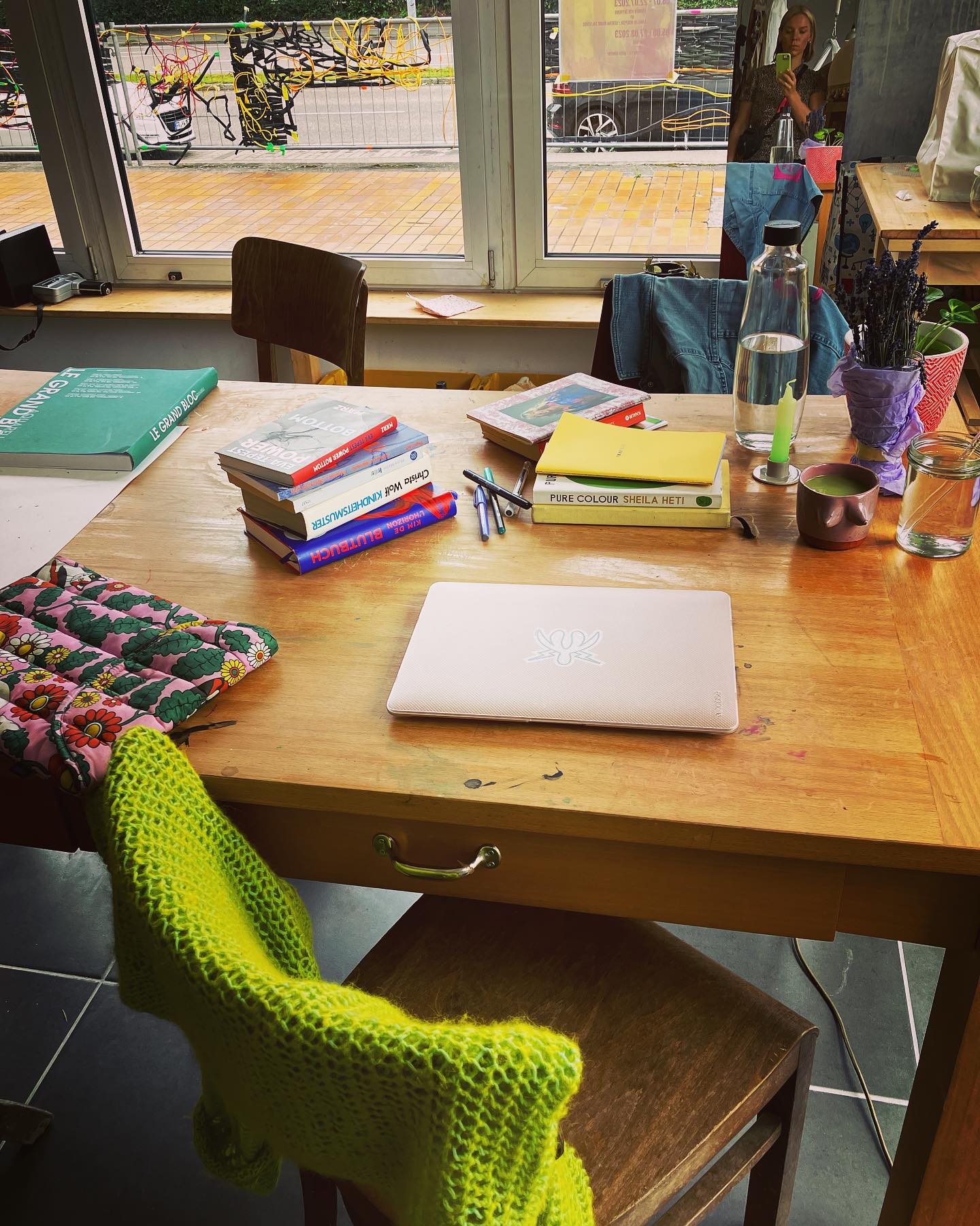 Erster Tag in neuer Ateliersgemeinschaft @hujimaja 💜 wie wundervoll dort jetzt ein neues stück schreibtisch nutzen zu dürfen! es is total magic, hab heute nur sachen geschrieben, die ich mag und nicht wieder löschen werde 😅👏💜😁🫶 • SAND •WEIDE •KIRCHE •KÖRPER #großeschreibkunst #atelier #neuerschreibtisch #mitaussicht #freiburg mit dabei #powerbottom #muttersstimmbruch #herztier #kindheitsmuster #purecolour #blutbuch #cindysherman #tittitassen #klitoris #sophiawallace #lavendel #kerze #matchalatte #ohropax #blonderpony @sophiawallaceartist clit on my lappy