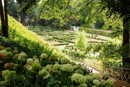 Condé Nast Johansens nous transporte au cœur de la Touraine, à deux lieues d’Amboise, au château Louise de Lavallière, célèbre courtisane de Louis XIV. Un bijou Renaissance que l’actuelle châtelaine 🇨🇭 a confié au magicien, notre Ami Jacques Garcia. Cet esthète passionné d’Histoire a su recréer l’élégance, le luxe et la sensualité de cette demeure qui abrita les premières Amours du Roi et de la courtisane.
Promenades dans un parc de 20 ha. L’on y séjourne avec délice. Du ravissant potager à la piscine et au Spa pour des soins Valmont, Biologique Recheche et La Rosée, du bar « a little bit British” aux chambres d’un confort royal, en passant par le restaurant gourmand et ses ravissants trophées dorés aux murs. Un cadre joyeux, une pointe d’humour pour une immersion de bien-être total. #miragrebenstein @chateaudelavalliere @condenastjohansens @jacquesgarciaofficiel @valmontcosmetics @biologique_recherche @laroseecosmetiques #luxuryhotel #chateaulouisedelavalliere #condenastjohansens #luxuryhotelsandspaguide #luxuryspa #chateauxdelaloire #france #histoire #louisxiv #roisoleil #louisedelavalliere #amboise #tresbeau #treschic #valmont #valmontcosmetics #biologiquerecherche #larosee #quintessence @chloe_grebenstein @paolaarigonibaudry_trespr @luisabaudry