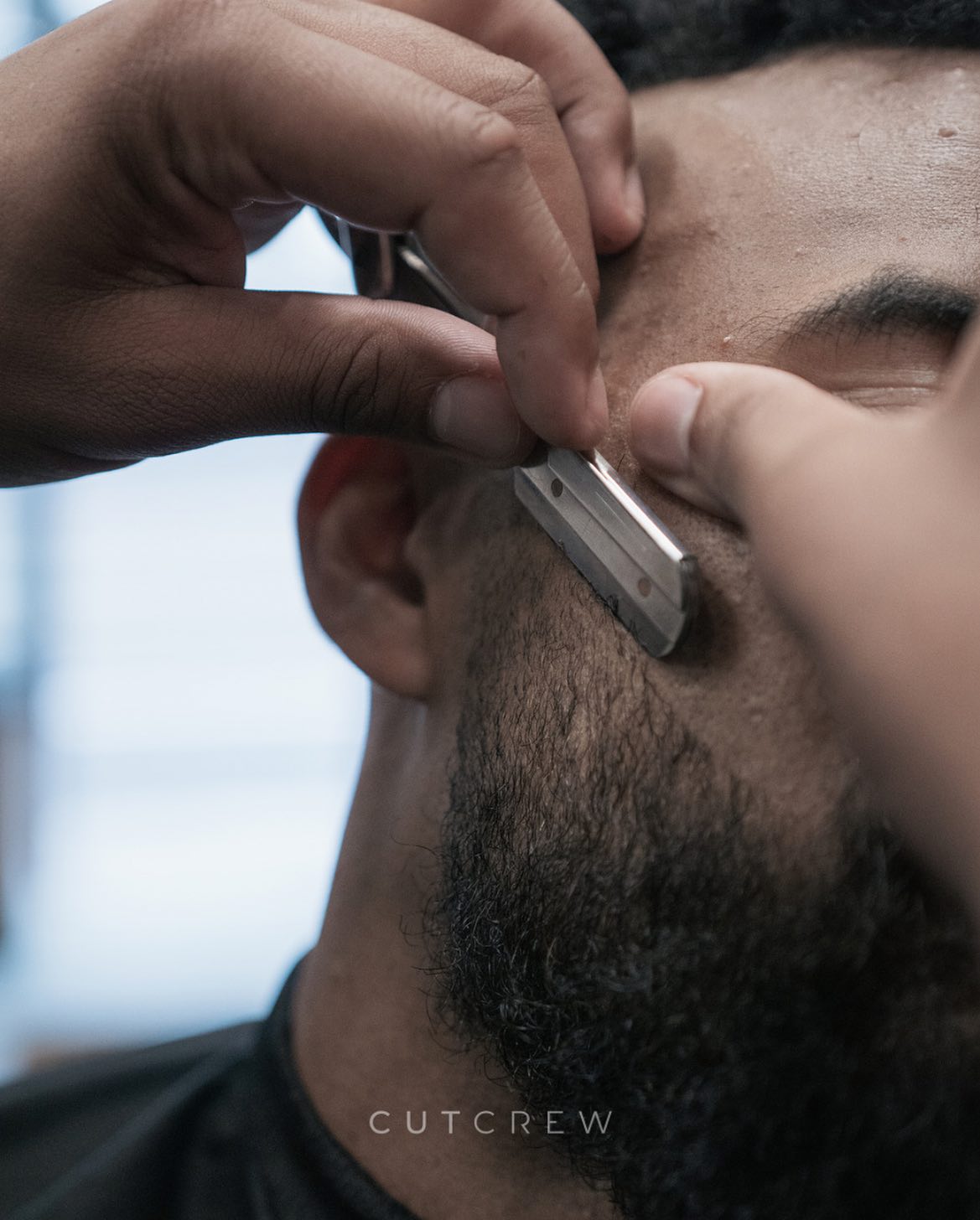Požadovaného a smooth výsledku docíleme pomocí břitvy, která důkladně odstraní i ty nejjemnější chloupky i vousy a zajistí tak zvýraznění samotných kontur.
#barbershop #barbershopbrno #barber #brno #haircut #manstyle #manhaircut #haircutbrno