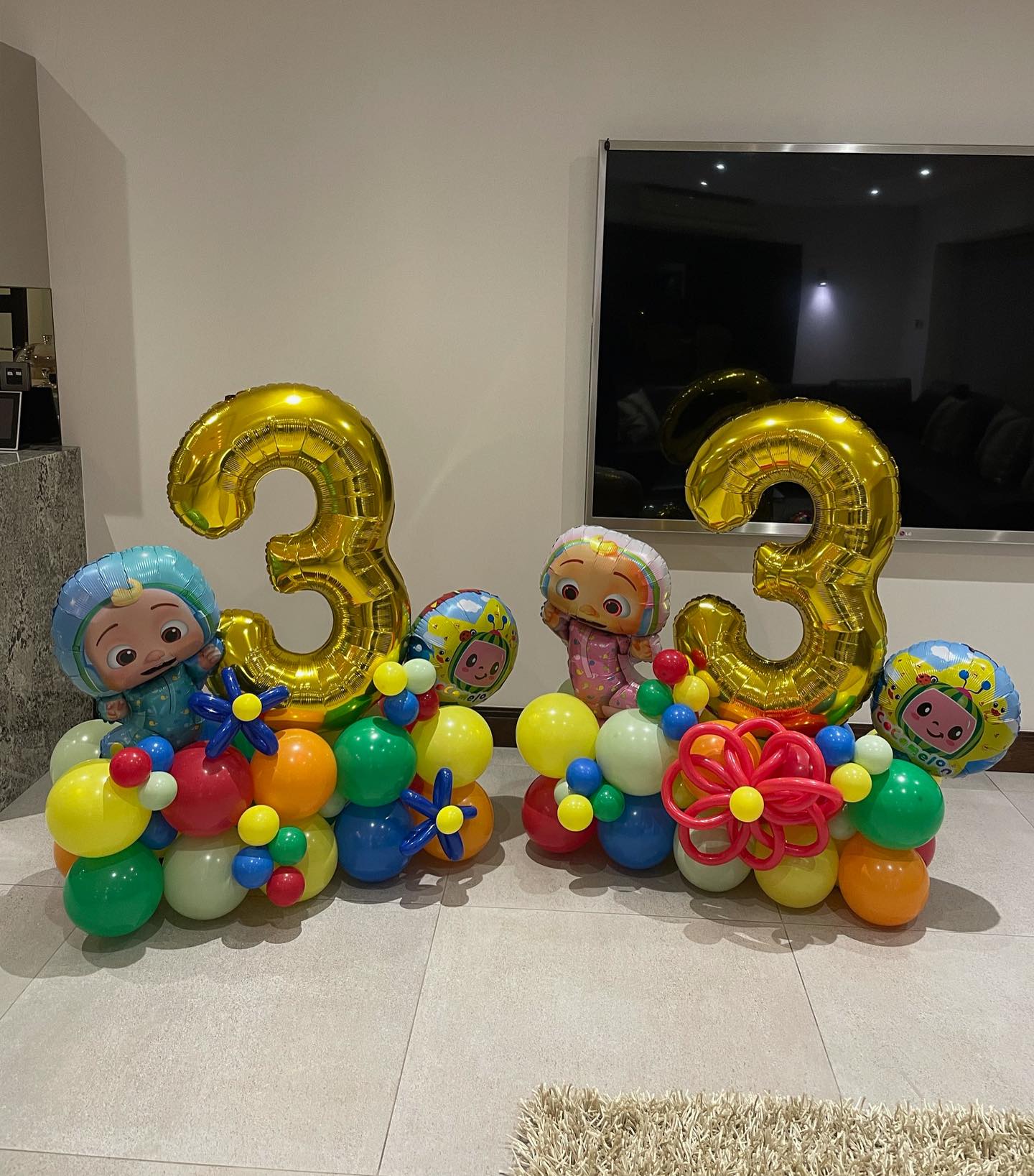 Twin trouble 👶🏻 Cocomelon number balloon towers for our client with 2 little ones 😆 DM us to create any theme of your choice!
.
.
.
.
.
#happybirthday#bubbleballoons#balloons#babyshower#baby#birth#celebration#gift#party#celebrationgift#baby#ballooninabox#present#lockdownpresent#ballooninabox#birthdaypresent#ordernow#happybirthday#celebrate#giantbubbleballoons#buckinghamshire#london#buckinghamshireballoons#balloontowers