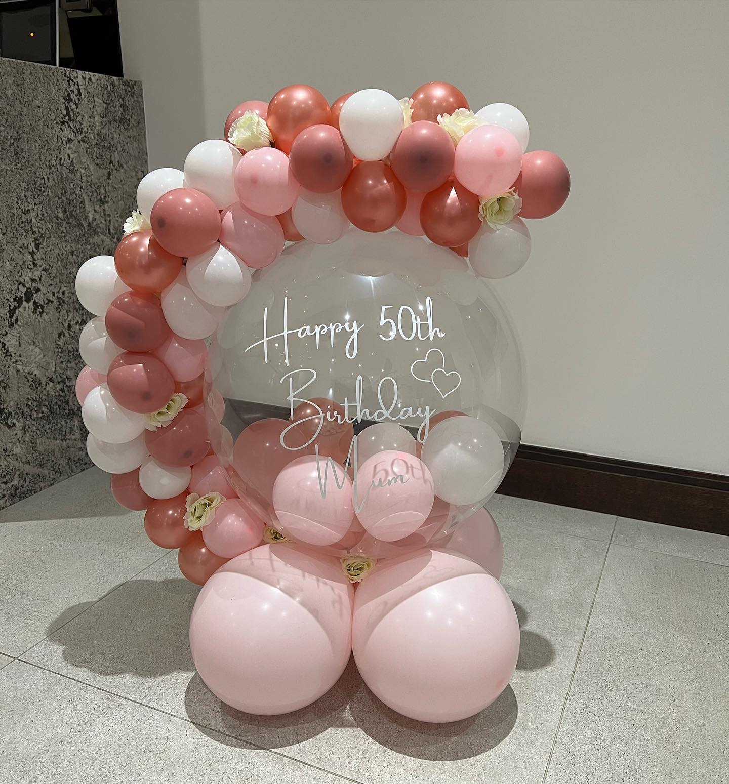 Happy 50th Mum! Our floral bubble sitters make the cutest table decor! Swipe across to see 👀🎈
.
.
.
.
.
.
.
#happybirthday#bubbleballoons#balloons#babyshower#baby#birth#celebration#gift#party#celebrationgift#baby#ballooninabox#present#lockdownpresent#ballooninabox#birthdaypresent#ordernow#happybirthday#celebrate#giantbubbleballoons#buckinghamshire#london#buckinghamshireballoons