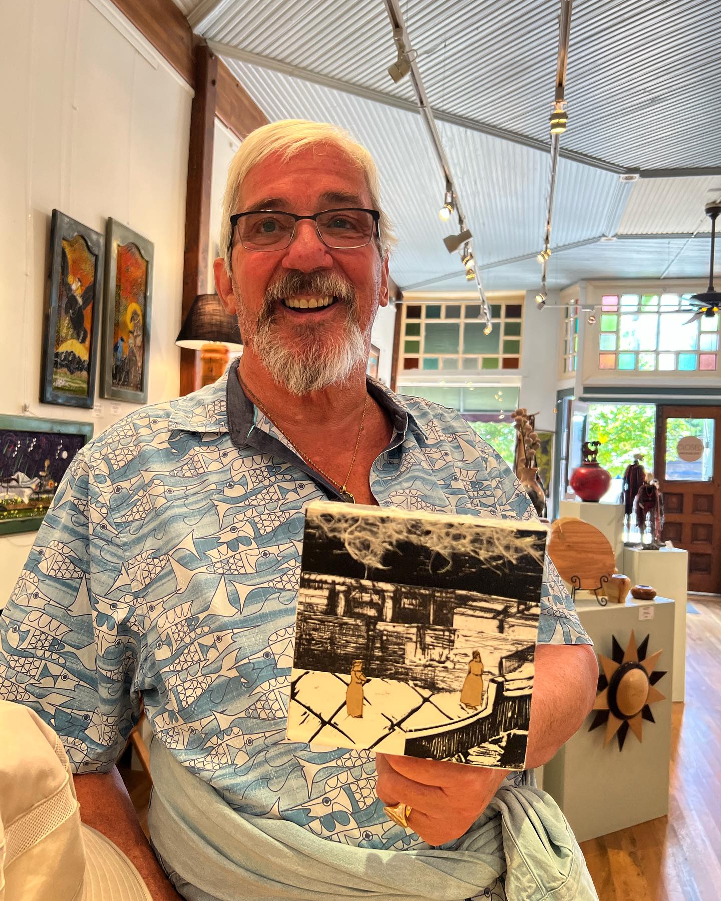A very happy guy … he couldn’t get this piece by Monique Belitz out of his head, so he came back in for it! Monique titled this one “Hesitation.”
#moniquebelitz
#contemporarylandscape
#artisansonmainlaveta