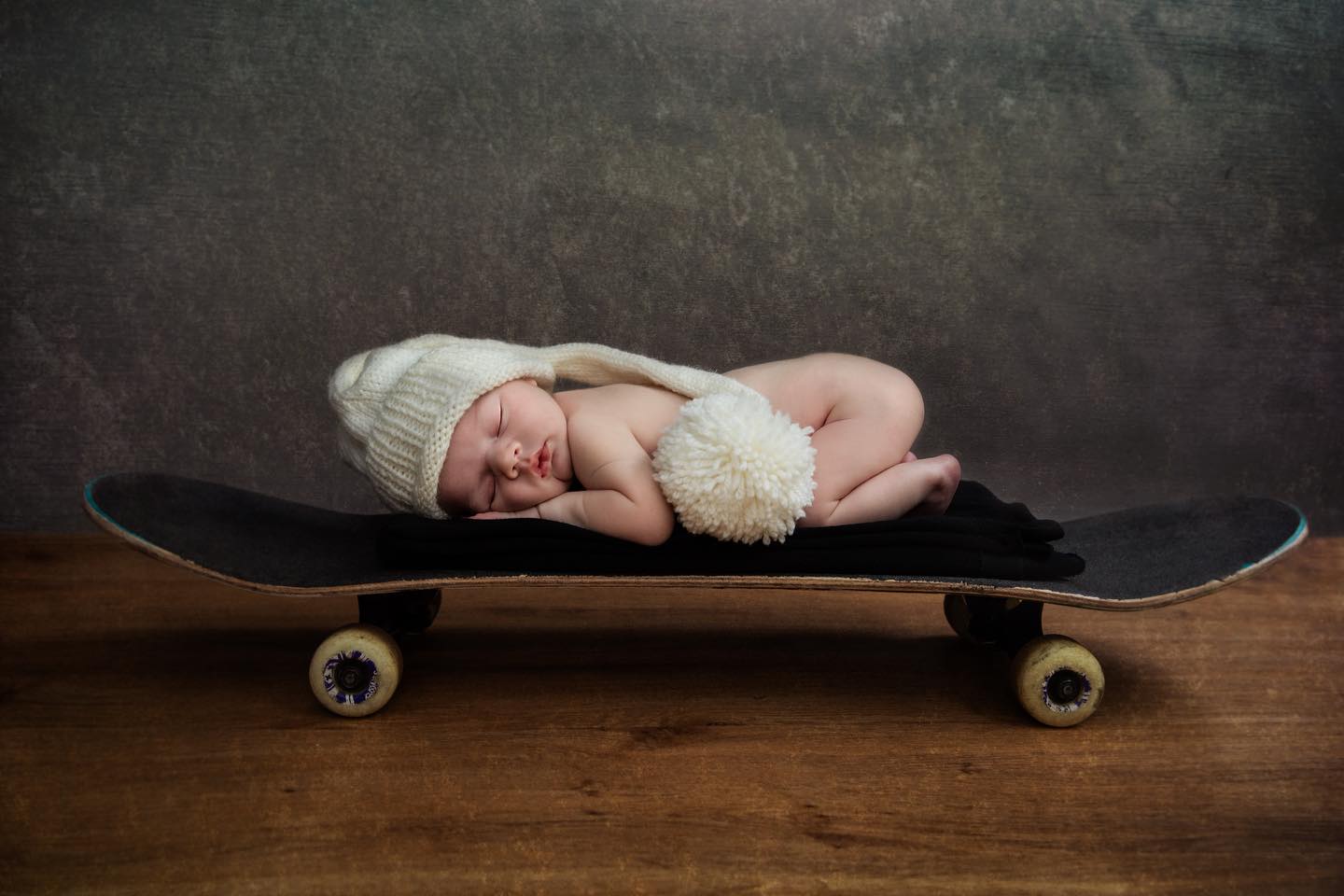 Really happy to have captured this gorgeous little boy hanging loose on his dads skateboard
🤙
#sjrichardsonphotography
#babyphotography #familyphotography #hangloose #offthewall #newbornphotographer #bensonphotographer #oxfordphotography