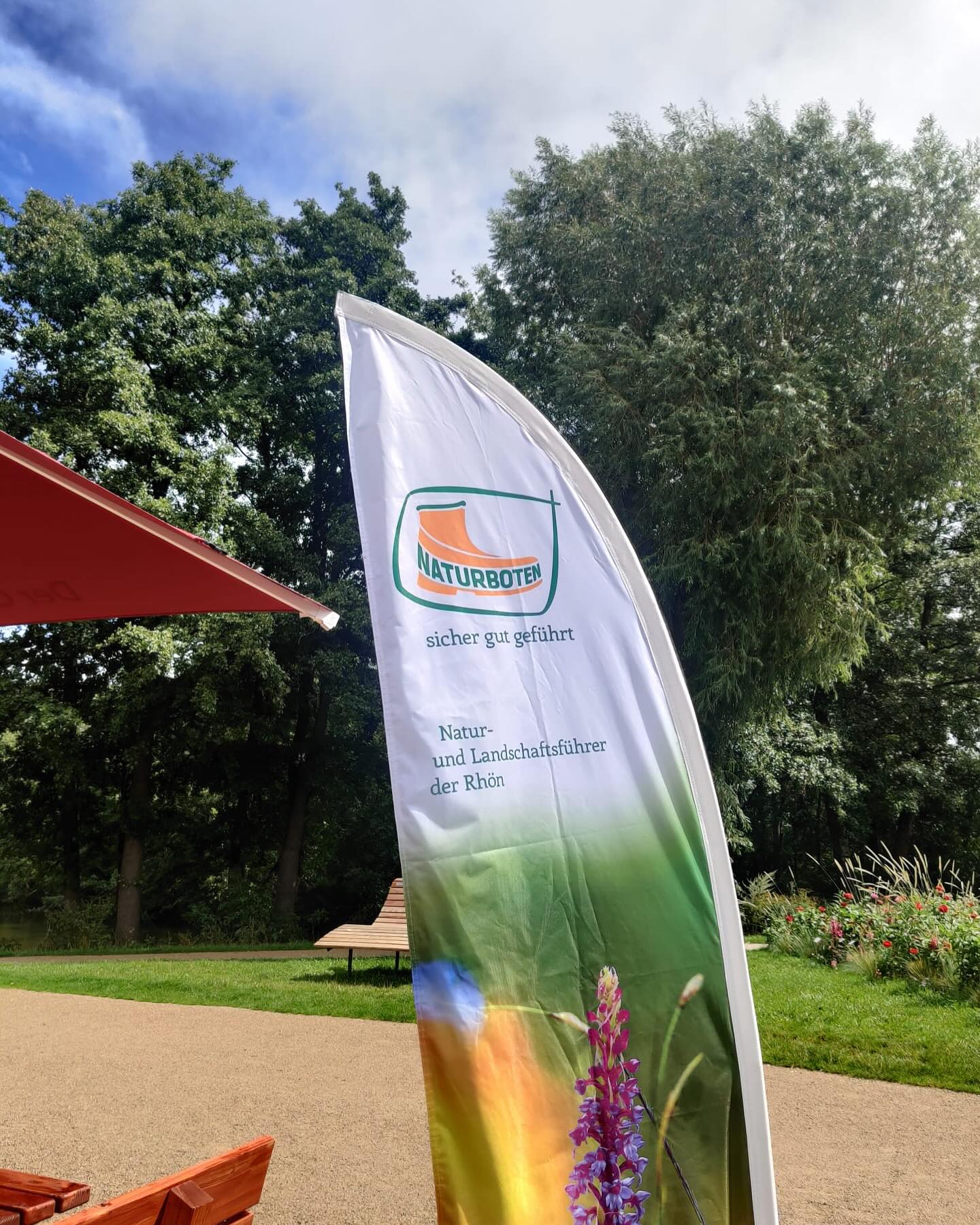 Am Sonntag, 6.08 haben mein Naturboten-Kollege Mario und ich Hannah den Stand des Biosphärenreservats Rhön auf der Landesgartenschau in Fulda betreut.
Während der Standbetreuung sind schöne Gespräche mit Rhön Interessierten entstanden. So redeten wir über schöne Wander- und Radrouten in der Rhön, über Bildung für nachhaltige Entwicklung, über die Geschichte und Entstehung des Unesco Biosphärenreservats und über die Bedeutung der Kulturlandschaft Rhön mit seiner hohen Artenvielfalt.
Durch die Möglichkeit, den Stand des Biosphärenreservats Rhön zu betreuen, konnten wir auf die Naturboten und deren zahlreichen Angebote für Führungen in der Rhön aufmerksam machen. Besonderes Interesse der Standbesucherinnen waren hier auch Sternführungen. Auch jüngere Besucherinnen konnten wir begrüßen, denen wir gerne ein Rhön Malbuch mit nach Hause mitgaben.
𝗨𝗻𝘀𝗲𝗿𝗲 𝗡𝗮𝘁𝘂𝗿𝗯𝗼𝘁𝗲𝗻𝗸𝗼𝗹𝗹𝗲𝗴𝗶𝗻𝗻𝗲𝗻 𝗳𝗿𝗲𝘂𝗲𝗻 𝘀𝗶𝗰𝗵 𝗦𝗶𝗲 𝗮𝗺 𝟮𝟬.𝟬𝟴, 𝟮𝟲.𝟬𝟴 𝘂𝗻𝗱 𝟮𝟳.𝟬𝟴 𝗯𝗲𝗶𝗺 𝗕𝗶𝗼𝘀𝗽𝗵ä𝗿𝗲𝗻𝗿𝗲𝘀𝗲𝗿𝘃𝗮𝘁𝘀𝘁𝗮𝗻𝗱 𝘇𝘂 𝗯𝗲𝗴𝗿üß𝗲𝗻 𝘂𝗻𝗱 𝘇𝘂 𝗶𝗻𝗳𝗼𝗿𝗺𝗶𝗲𝗿𝗲𝗻.
𝗞𝗼𝗺𝗺𝗲𝗻 𝗦𝗶𝗲 𝗴𝗲𝗿𝗻 𝘃𝗼𝗿𝗯𝗲𝗶. 𝗦𝗶𝗲 𝗳𝗶𝗻𝗱𝗲𝗻 𝘂𝗻𝘀 𝗶𝗺 𝗕𝗲𝗿𝗲𝗶𝗰𝗵 𝗱𝗲𝘀 𝗪𝗮𝘀𝘀𝗲𝗿𝗴𝗮𝗿𝘁𝗲𝗻𝘀.
Bilder: Hannah Wahler und @rhoenabenteuer
Text: Hannah Wahler
@biosphaerenreservat_rhoen
@landesgartenschau.fulda.2023
#rhönerheimat #rhön #schrhön #biosphärenreservat #biosphärenreservatrhön #lgs #landesgartenschau #landesgartenschaufulda #biosphere #natur #bne #bildungnachhaltigeentwicklung #fulda