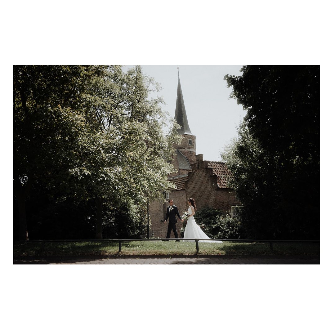 Het afleveren van de foto's is voor mij als fotograaf telkens weer een bijzonder moment. Urenlang heb ik gewerkt aan het zorgvuldig bewerken van de beelden en het creëren van de slideshow. Samen met het bruidspaar spreek ik een avond af, zodat ze echt de tijd kunnen nemen om hun slideshow te bekijken.
Een paar weken geleden heb ik de foto's van het lieve koppel Lesley en Martijn verzonden. Samen met Gabriel heb ik hun bruiloft mogen vastleggen. Zie hun reactie op de laatste foto. Niet lang daarna ontving ik nog een e-mail met nog meer hartverwarmende woorden. Het is altijd ontzettend spannend om de reactie van het bruidspaar te zien zodra ze de foto's ontvangen. Het raakt me keer op keer als ik zo'n lief bericht ontvang en ik besef dat ze deze herinneringen voor altijd zullen koesteren.