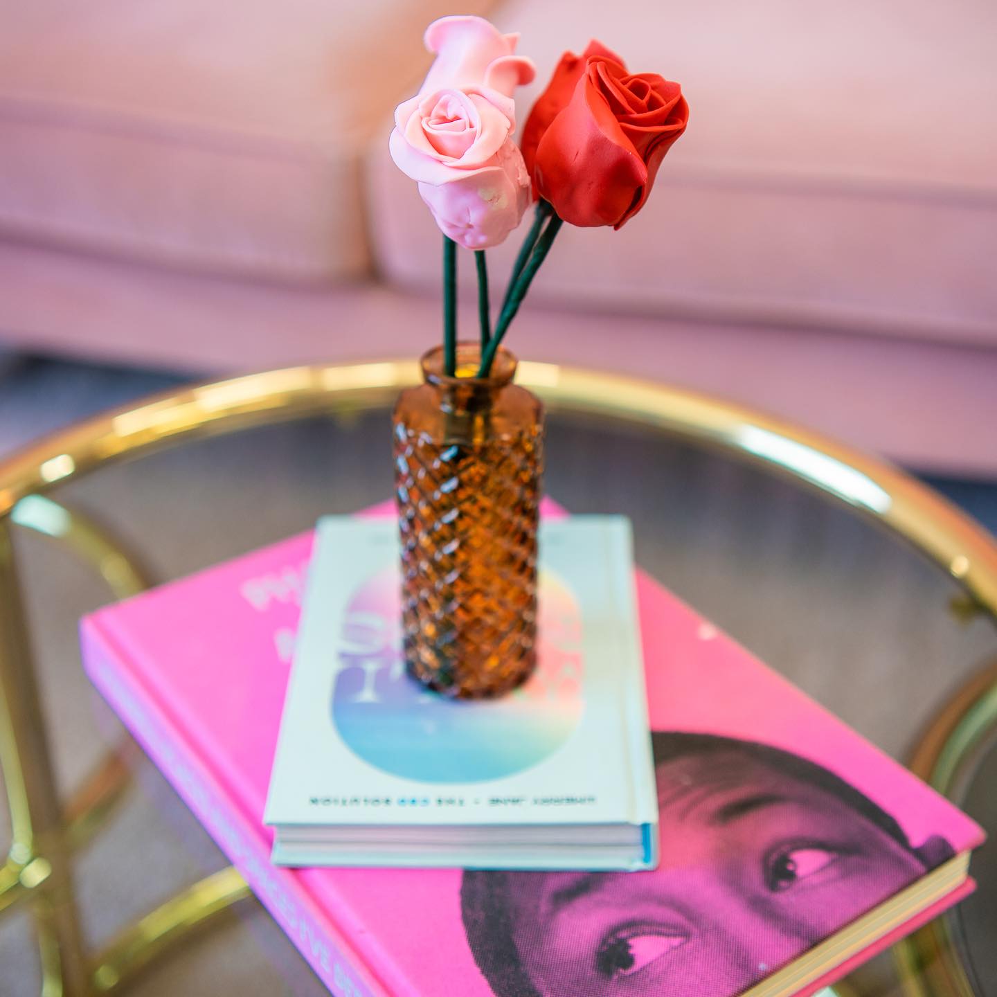 Roses or cake pops? Why not both! 🌹🍰 #BiteSizedBlooms #TooPrettyToEat #shepardssweets