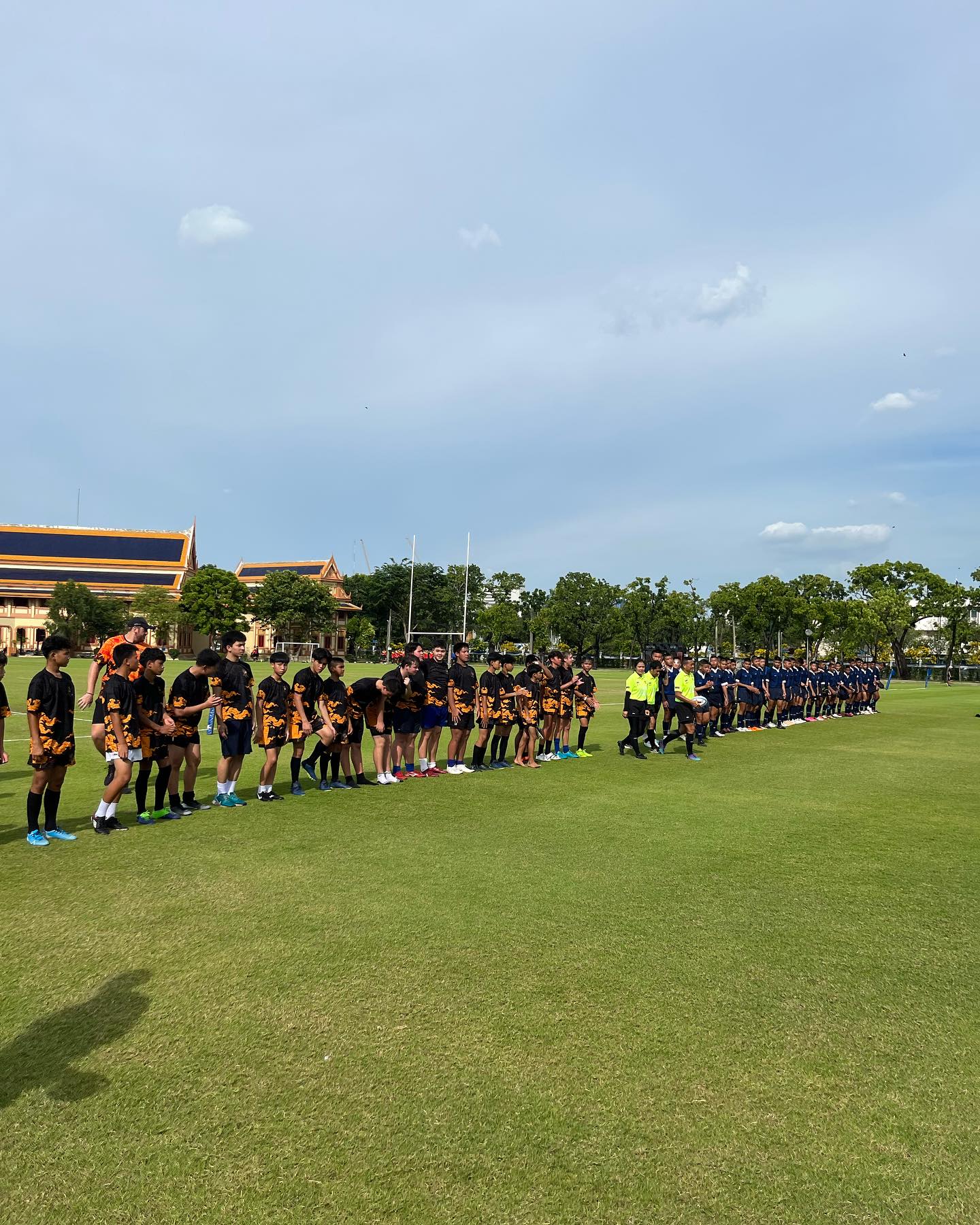 Over the weekend Nak Suu had the pleasure to play in our first ever TRU 15s tournament for our U14 age group. We rarely have ever played 15s due to not enough kids so this was very new to many of the boys, but they all played their hearts out and had a blast playing on an amazing pitch here in Bangkok.
Huge thank you to the @bangkoklionsrfc kids and the kids from minburi that that joined us and helped our boys on the field.
Not the results points wise we wanted but was a great first experience for all our boys and we are looking forward to the next one on the 26th.
#naksuurugbyacademy #naksuurugby #naksuurugby #bangkoklionsrugbyclub #thailandrugbyunion #15s #firstgameever #rugby #thailand #bangkok #vajiravudhcollege #charity #changinglivesforever