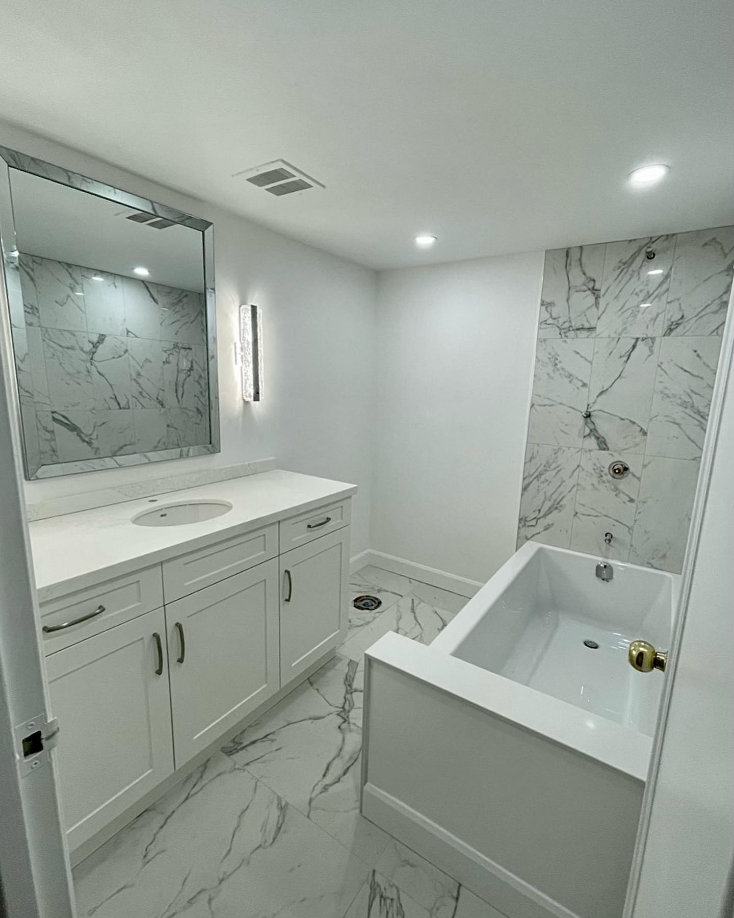 Condo bathroom with and without the finishing.
.
.
Cabinets supplied by: @kitchencourt
#whitebathroom #bathrooms #bathroomsofinstagram #showerglass #tiledesign #tile #customcabinetry #gta #norththumberland #durhamregion #gtarenovations