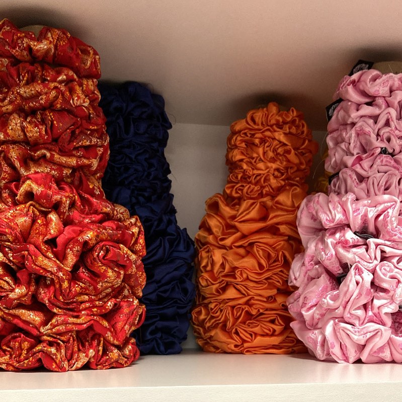 Scrunchie Towers ๐ผAt Kaurtino we reuse paper towel rolls for our Scrunchie stands! Saving the environment one step at a time ๐ฅฐโป๏ธ