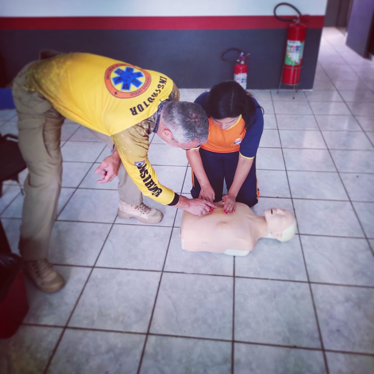 "Pequenas atitudes podem salvar vidas.” 🫂❤️
⠀
Mais um lindo trabalho realizado pelo @cursosalfaresgateesalvamento, onde foi ministrado um treinamento de Primeiros Socorros para os monitores da @descobrir_viagens!
⠀
É muito gratificante saber que existem empresas/pessoas preocupadas em segurança, saúde e bem estar de todos em primeiro lugar! Parabéns à todos os envolvidos, agradecemos a confiança em nosso trabalho e estaremos sempre à disposição! 👏🏻🤝🏻
⠀
Para maiores informações:
📞 (12) 98136-0655 (WhatsApp)
📬 contato@guardioesdofogo.com.br
🏠 www.guardioesdofogo.com.br
📍Rua Sebastião Humel, 412 - Centro - São José dos Campos/SP
⠀
C.O.T.E - Guardiões do Fogo,
“Lutando pela sua vida e seu futuro.”
⠀
#primeirossocorros #cursos #saúde #treinamento #saojosedoscampos