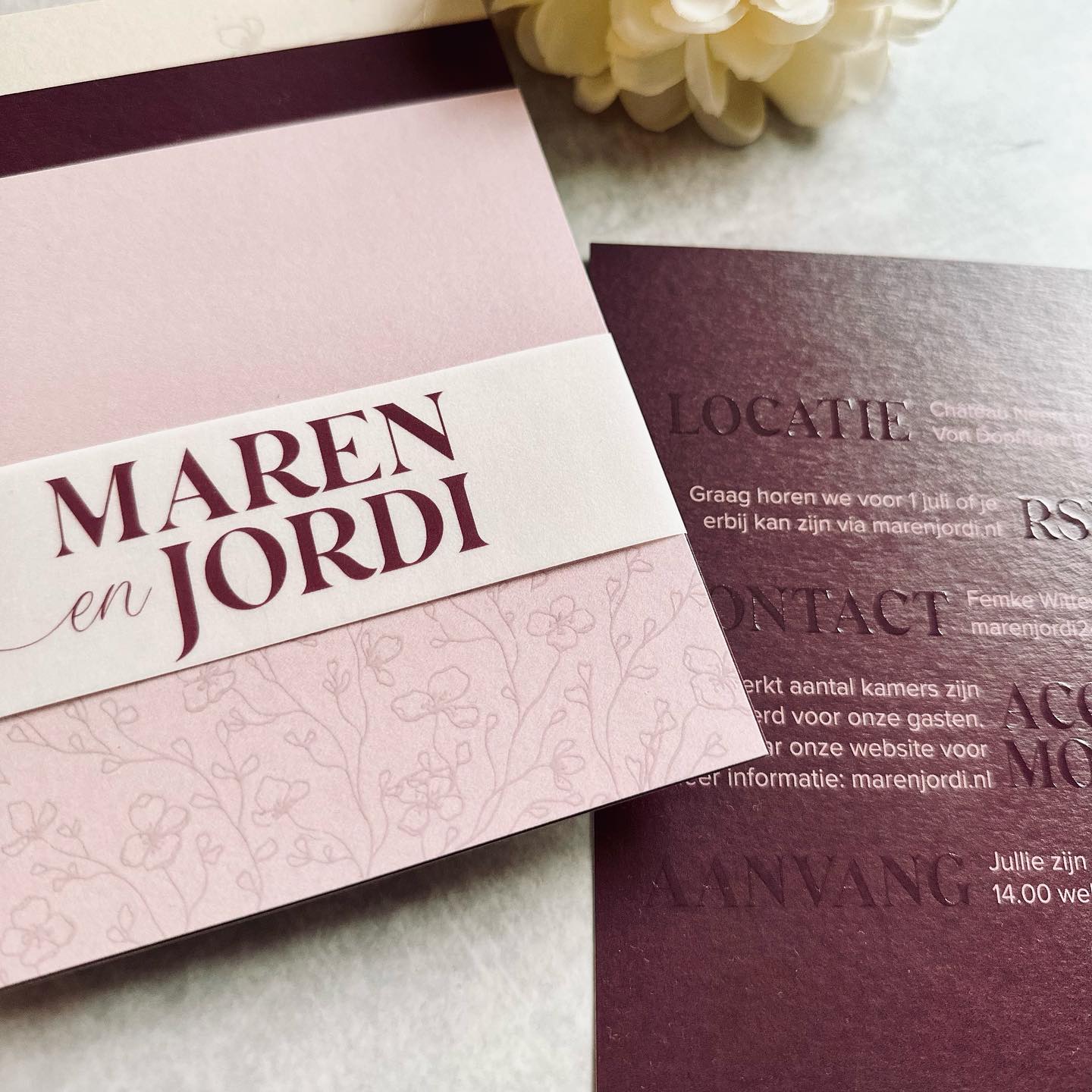 Voor mijn lieve vriendjes Maren & Jordi ben ik druk bezig met hun trouwkaarten. Deze suite is de strenge selectie helaas niet doorgekomen, maar daardoor mag ik haar nu wel aan mijn collectie toevoegen. Binnenkort op mijn website. Eerst nog even een leuke naam bedenken. Suggesties zijn welkom. Heel erg welkom.
PS. Also ze zijn helemaal niet streng hoor, ze zijn juist hartstikke lief. Ik maak graag grapjes.
#weddingstationery #trouwkaartopmaat #customweddingstationery #customtrouwkaart #customstationery #trouwhuisstijl #trouwdrukwerk #trouwkaarten