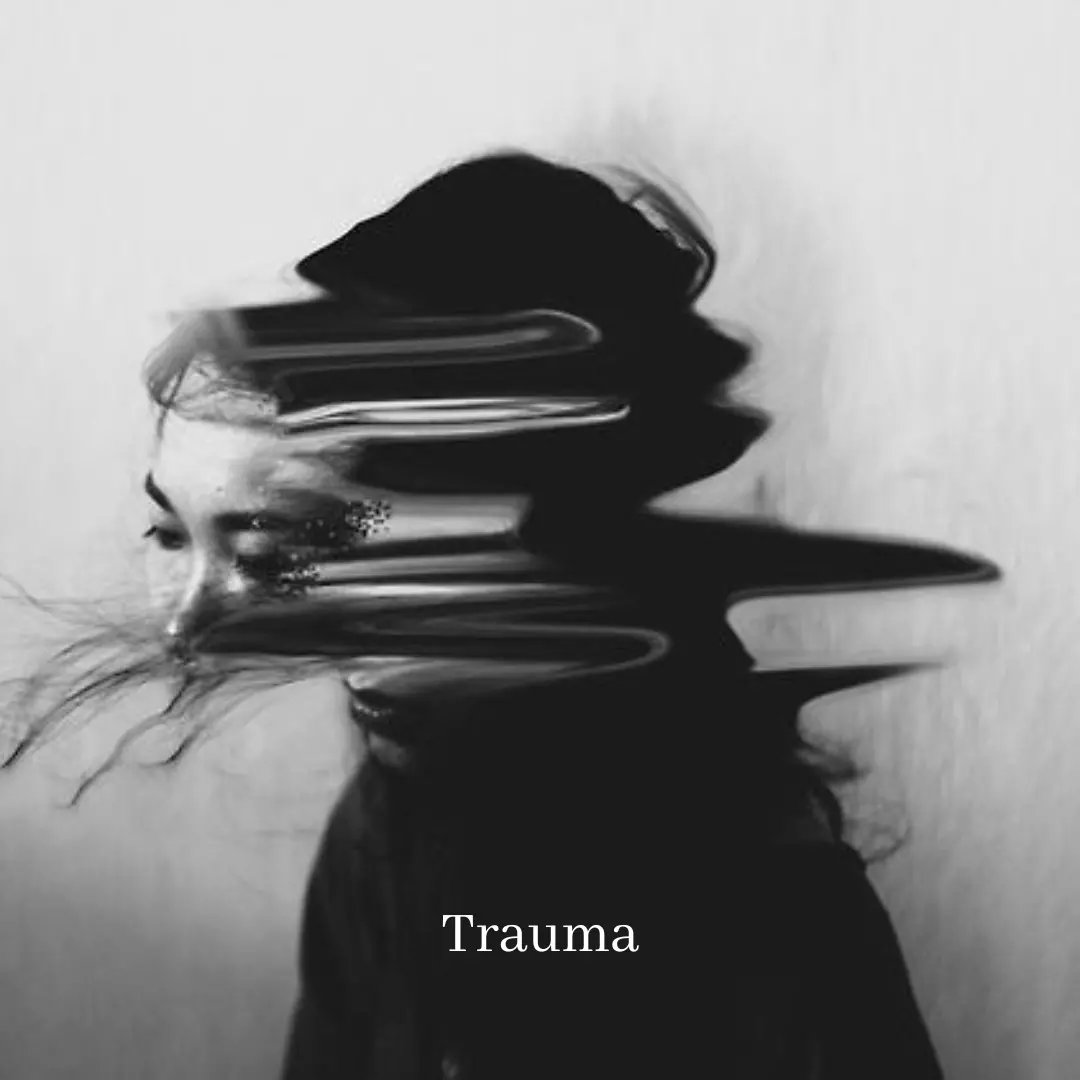 Eduardo conta que frequentemente passa o dia tenso, cansado e que não consegue se concentrar. Percebe um padrão de reações explosivas em discussões frequentes, uma raiva e irritabilidade que aparecem "do nada" - na maioria das vezes com seus pais e com pessoas que mais ama e convive. E que então, tempos depois das situações acontecerem, ele entra em um modo exaustivo de reviver as cenas, imaginando o que poderia ter dito ou feito, mas não foi. Eduardo diz que sua mandíbula dói, e que essa sensação não é rara.
Quando passamos por situações de angústia pra além de nossos limites, ou que são imprevisíveis (trauma), nosso sistema nervoso pode ficar preparado o tempo todo para o próximo impacto, em um esforço para nos proteger de outro "golpe". Isso acontece especialmente porque não tivemos a chance de reagir, responder, nos defender em tempo, e é como se toda ativação gerada para nossa defesa ficasse aprisionada.
Como resultado, nosso sistema nervoso pode responder com hipervigilância, procrastinação, com a repetição de mesmos argumentos durante discussões, dores, raiva e até irritabilidade. Como a história de Eduardo contada acima.
Poder apoiar pessoas com a terapia Somática no processo de regulação das emoções, tem sido de grande encantamento para mim.
Ser guia no desvendar da raiz do que precisa ser cuidado depende, em primeira instância, de construir espaços seguros para que a outra parte escute a voz da sua própria dor, e é isso o que utilizamos como bússola em todo processo.
Um desafio e, ao mesmo tempo, um caminho curativo de muita potência. Afinal, é uma jornada que exige a coragem de se vulnerabilizar nesse mundo.
Essa é apenas parte da história de Eduardo. Qual é a sua?
#terapia #terapiasomatica #somaticexperiencing #trauma