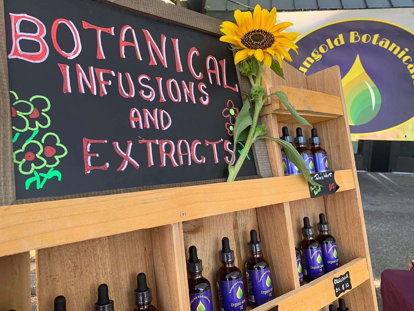 Another beautiful morning @corvallisfarmersmarket New this month- lavender essential oil, melons, garlic braids, chili oil, face serum, and face toner. Come down and say hi! #organicskincare #biodynamicagriculture #supportlocalbusinesses #farmersmarket #sunfloweroil #organichemp #sunnysaturday