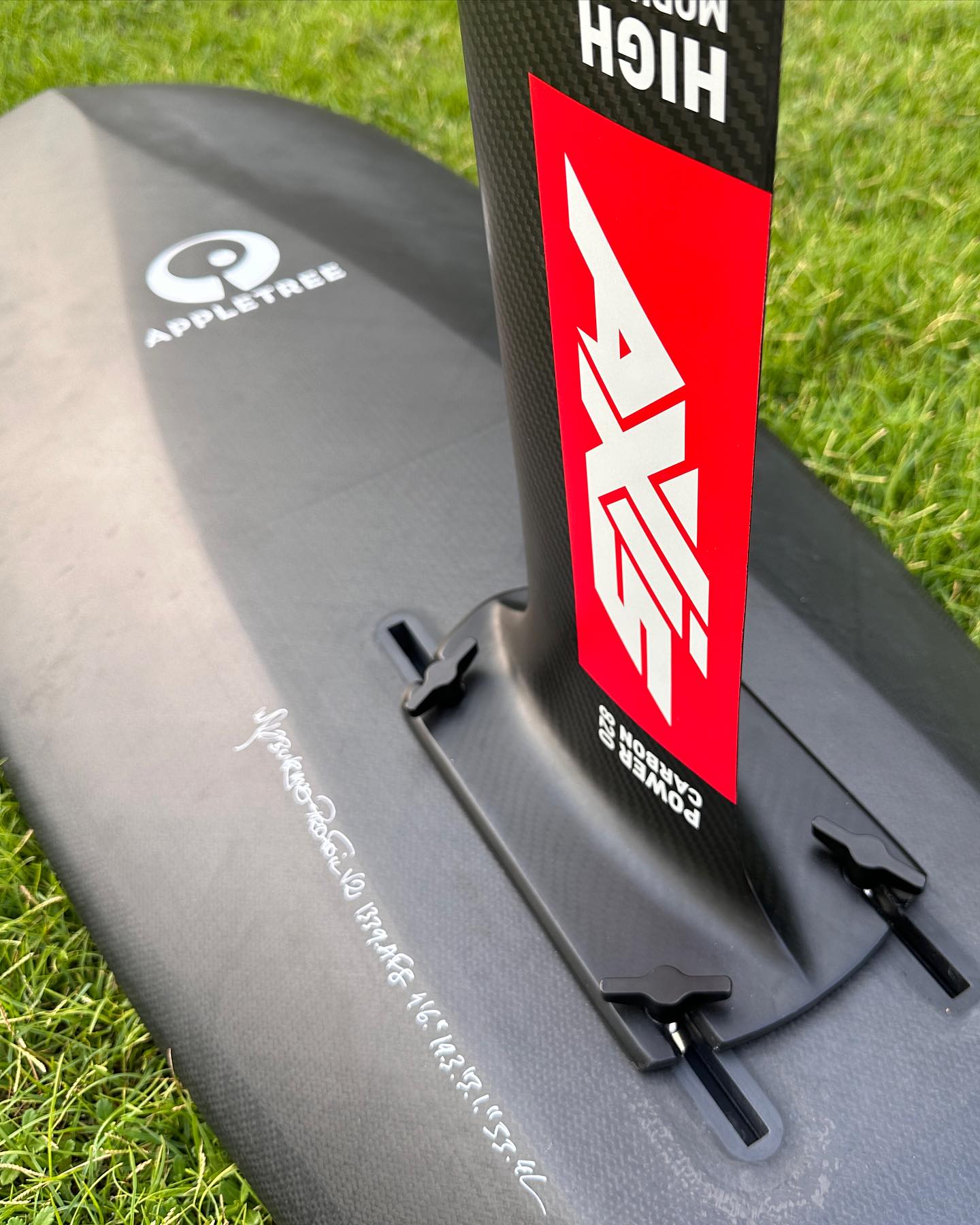 Hydrofoil Wingscrews now available in the UAE! 🇦🇪 No more tools required to adjust or change your mast position. Easy to adjust in the water. Available in M6, M7 and M8 in various lengths to fit most masts and board brands. Weblink in Bio.
.
#foil #hydrofoil #dubai #uae #windward @hydrofoill_wingscrews_hawaii