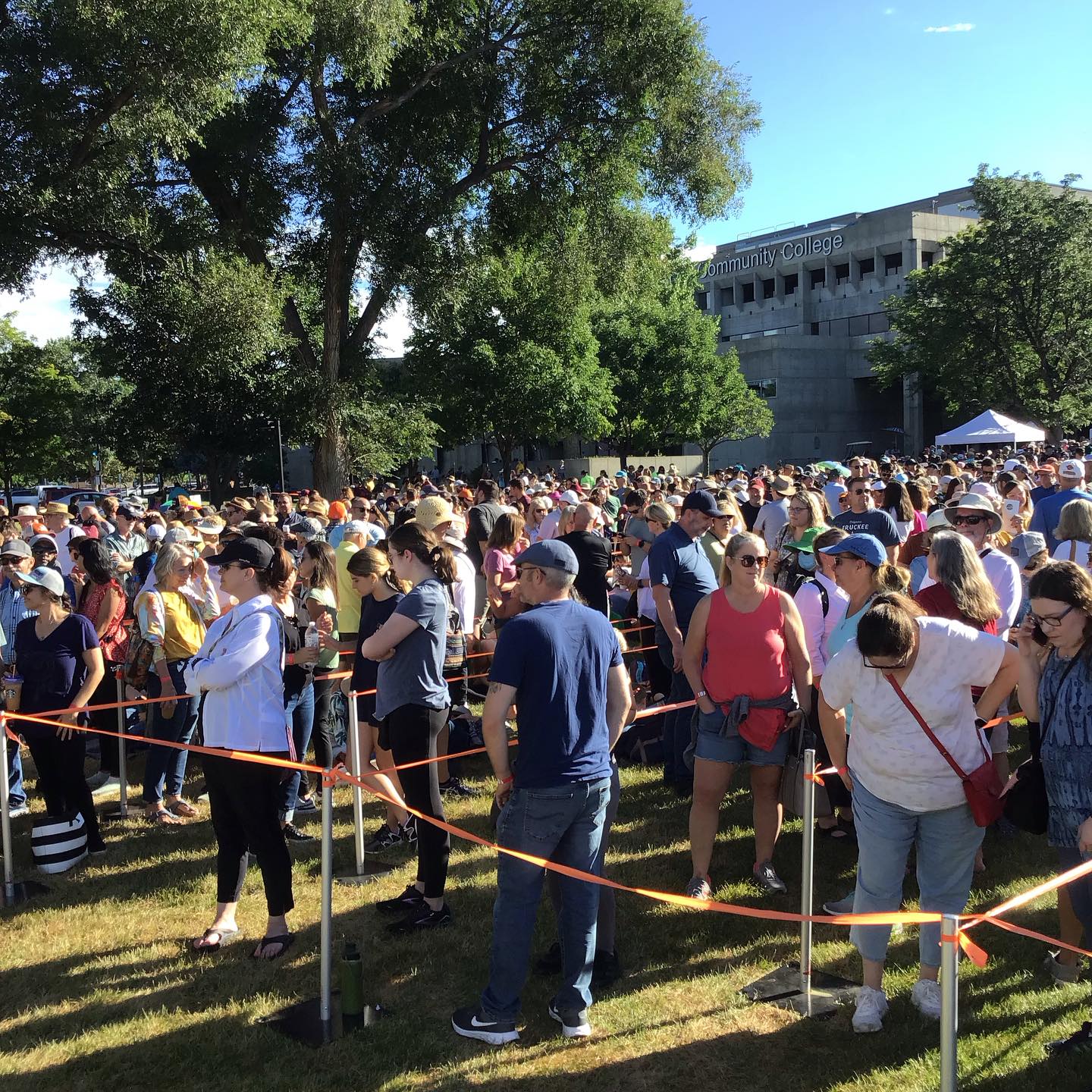 On your mark, get set GO
@affordableartsfestival 2023
.
.
.
#crazy #sellout #artshow #buyart #lotsofpeople #bearsnewwork