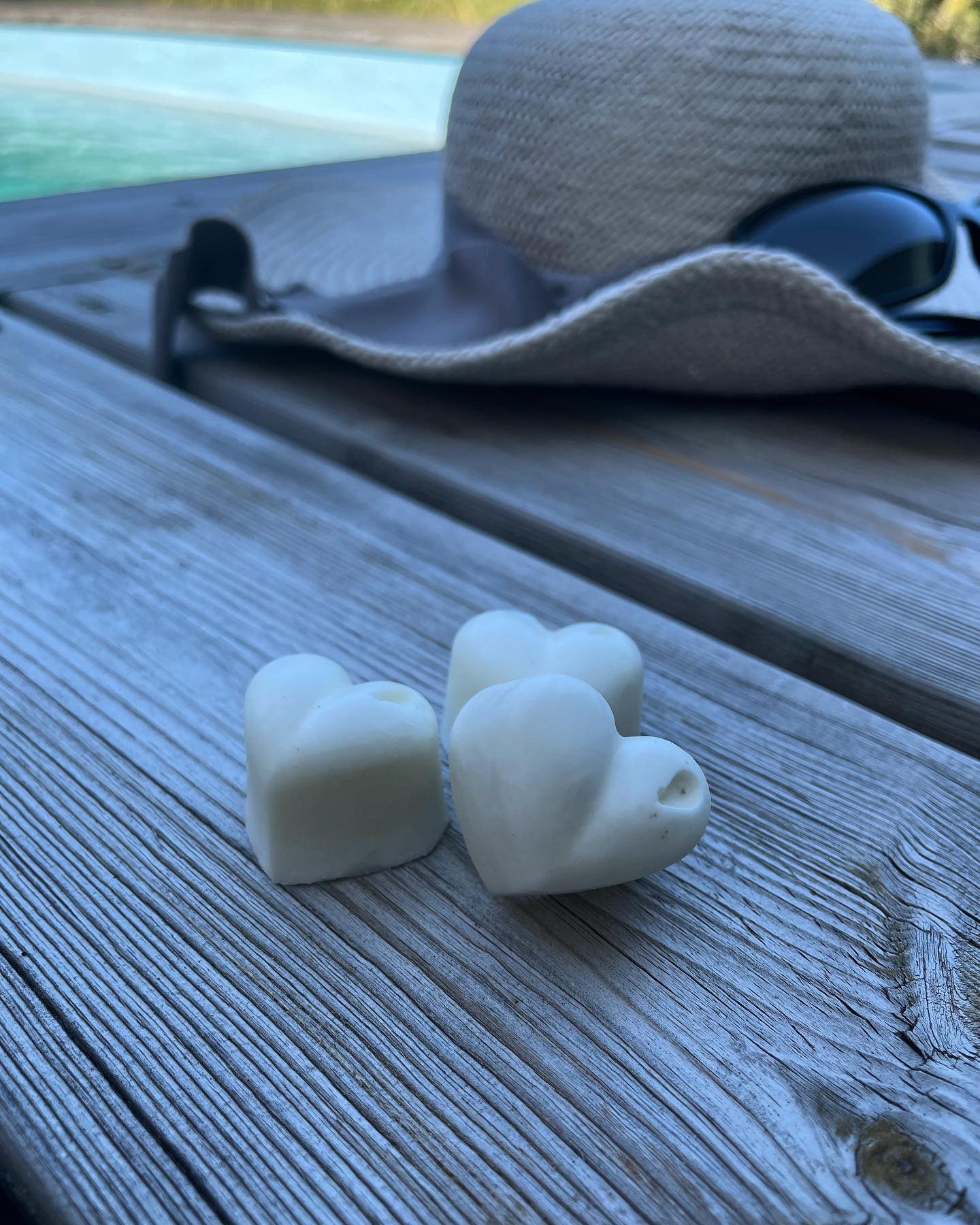 NOUVEAUTÉ ✨
Vous souhaitez parfumer votre intérieur sans parfum de synthèse ? Découvrez les fondants parfumés fabriqués à la main 🌸
A base de cire végétale et de parfum de Grasse (capitale de la parfumerie) ces fondants peuvent parfumer une pièce entière ! Ils peuvent être utilisés jusque 12h.
Premier parfum proposé : Monoï (pour prolonger l’ambiance vacances) 🏝️
Ambiance délicate et ensoleillée ☀️
Les fondants sont dispos sur le shop !
#fondant #fondantparfumé #monoi #bougie #parfum #faitmain #fabriquéenfrance #shop