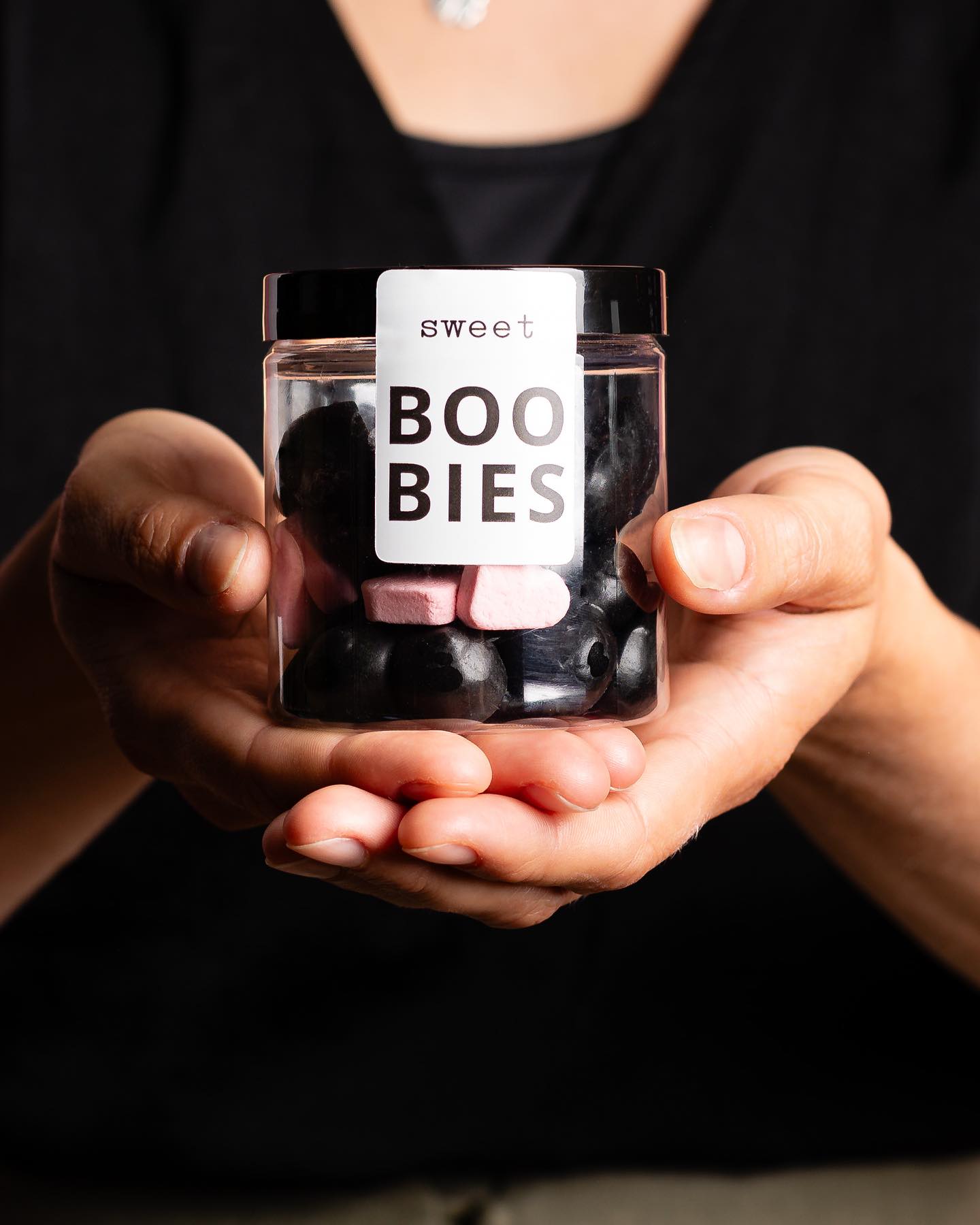 Nieuw: BOOBIES!
@gevenisleuker heeft een gave actie in het leven geroepen en samen met
Westlands Pakket doneren wij 1 euro per verkocht potje aan @pink_ribbon_nl 🩷
Met deze BOOBIES steun je Pink Ribbon, een onderdeel van @kwfkankerbestrijding die geld ophaalt voor genezing, het voorkomen en betere behandeling van borstkanker.
Geef je medewerkers een pot BOOBIES cadeau en samen met @gevenisleuker en @westlandspakket.nl steunen we Pink Ribbon! ✨
Wij bezorgen door heel Nederland dus neem gerust contact op voor een mooi brievenbuspakket op maat of cadeaupakket op jouw bedrijf!
Hallo@westlandspakket.nl
#cadeau #kwf #gevenisleuker #westland #westlandspakket #personeelsgeschenk #pinkribbon #sweetboobies #kerstcadeau #gewoonzomaar #actie #maatwerk #personaliseren #samenwerken #lokaal