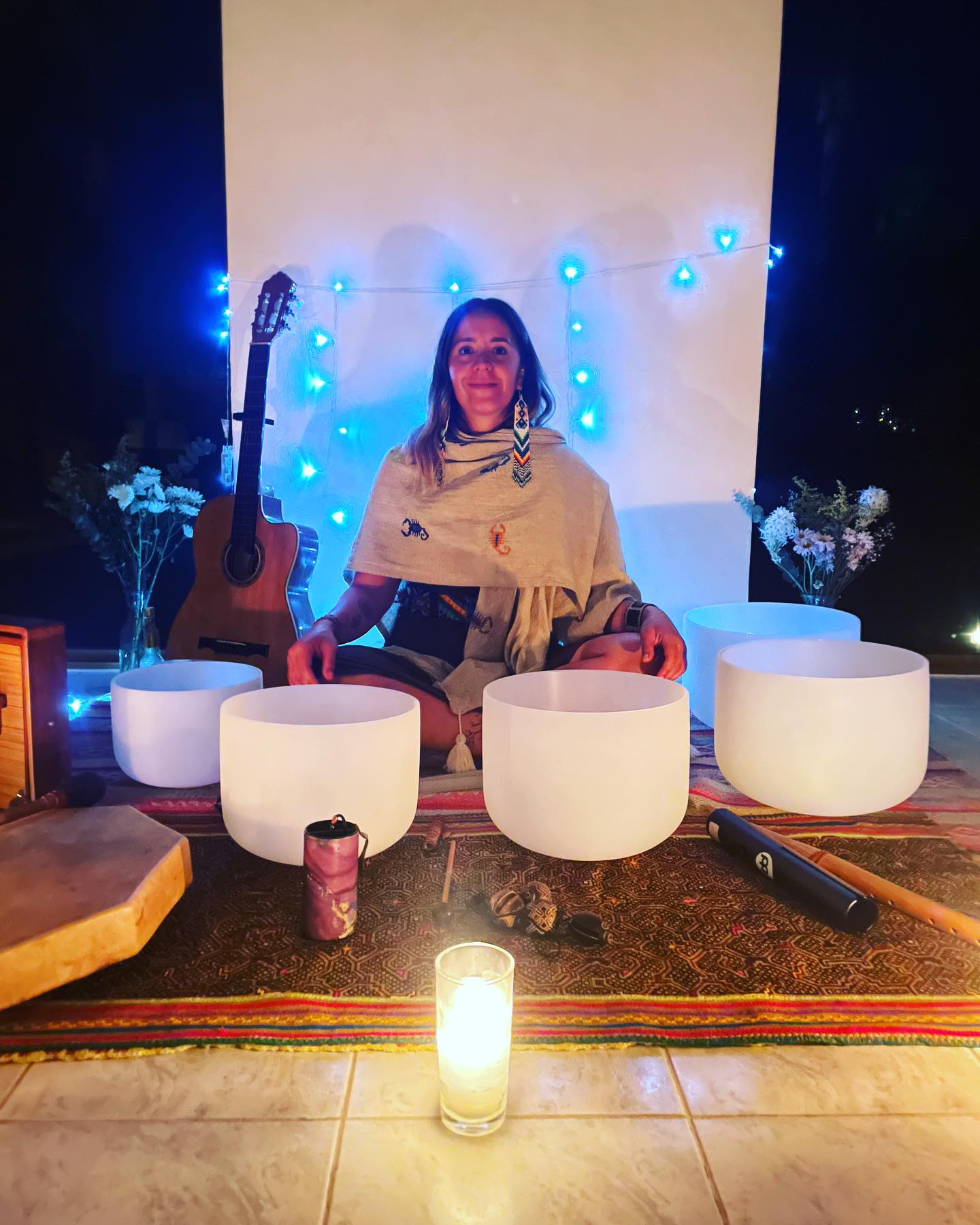 ¡Experimenta la sanación del sonido y las plantas en su máxima expresión! 🎶🌟
Nuestros Soundhealings siempre vendrán acompañados y enfocados en las plantas, diferentes tés, hierbas y raíces con sus respectivas propiedades, realizando el tapiz de frecuencias que existe en la naturaleza. En nuestras sonoterapias serás transportad@ a un estado de profunda relajación y conexión a través de las vibraciones armónicas de cuencos de cristal, tambores chamánicos, cantos ancestrales e improvisados, instrumentos afinados a 432hz y muchísima magia 🌿 🧘♀️💆♂️
Así que sumérgete en esta magia de los sonidos curativos y las frecuencias transformadoras mientras liberamos tensiones acumuladas, desbloqueamos energías estancadas y restauramos el equilibrio en cuerpo, mente y espíritu. 🌈✨
Déjate envolver por una sinfonía de armonía y bienestar, donde las preocupaciones se desvanecen y tus sentidos son acariciados por melodías celestiales. 🎵🤍🦋
No te pierdas esta experiencia verdaderamente transformadora.
Checa el nuevo blog de Sonidos Terapéuticos en el link de la bio, donde también podrás reservar sesiones privadas y regalarte la sanación interior! 🌸🌟
#Soundhealing #Bienestar #Relajación #SanaciónDelSonido #Equilibrio #PazInterior #MujerMedicina #Herbolaria #Pachamagic