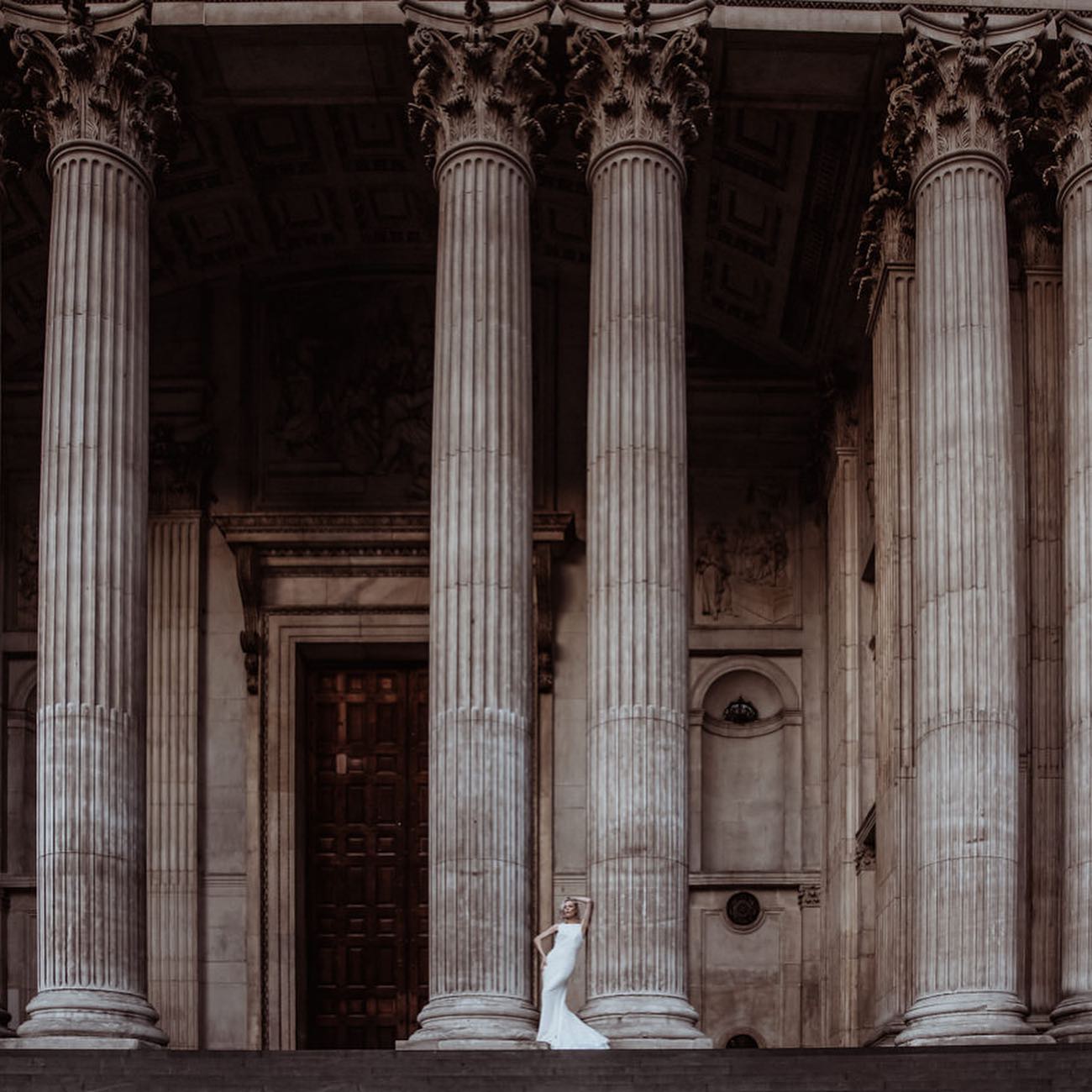 Deze foto is op platform MyWed Best of the Week, Best of the Year én Editors choice geworden!! 🥳
Paar maanden geleden heb ik me aangemeld op @mywed, waar bruidsfotografen foto’s kunnen uploaden en waar andere fotografen op kunnen stemmen en reageren. Er staan onwijs veel goede fotografen hier, waar ik inspiratie van wilde halen. Maar door drukte kwam ik helemaal niet meer op de site, tot gisterenavond. Daar zag ik dat ik zoveel meldingen heb gemist… oeps! Ben er wel heel blij mee ook iets wat ik niet had verwacht. Nu ga ik wel serieuzer kijken naar wat ik nu weer daar zal uploaden 😉