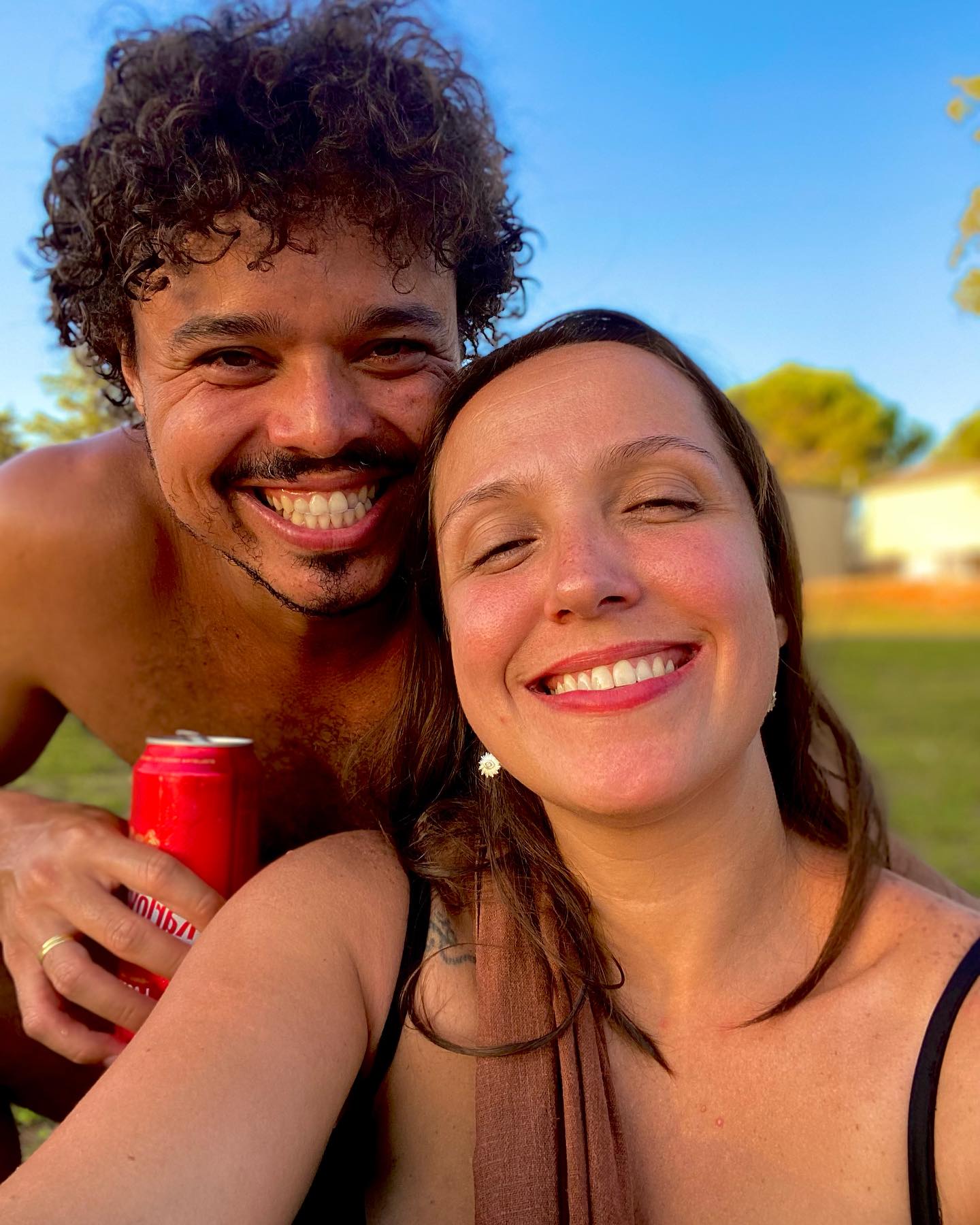 Esses meses passamos pela fase mais intensas (e difíceis) das nossas vidas. Atender as necessidades físicas e emocionais de quatro crianças pequenas sem conseguir atender as nossas necessidades individuais, muito menos as necessidades do casal é muito difícil.
A ideia de ter date nights e momentos para o casal é linda na teoria. Na prática, deitamos na cama exaustos que a gente dorme antes da cabeça bater no travesseiro.
Mas ver você rolando na grama do camping e depois catando grama do black, com sorriso frouxo e conversando com todos que passam por você, de ver você com toda a paciência do mundo com as crianças e assumindo todas quando eu já não tenho mais o que dar, ver seu jeito simples admirando a beleza do mundo… reforça, pra mim, nossa conexão. Obrigada ❤️
Que venha a nossa próxima fase. Amo você.
Isso tudo pra dizer que: Setembro abro minha agenda oficialmente para encontros de preparação de parto na Alemanha da gestante e Plano de Parto. Também encontros de preparação do acompanhante para o parto (com Irineu)😊😊
Outubro tem workshop em Lisboa e novembro planejo um workshop GentleBirth. Bora ver se rola 🤣
Fim do último mês de Elternzeit do Irineu 🥲🥲