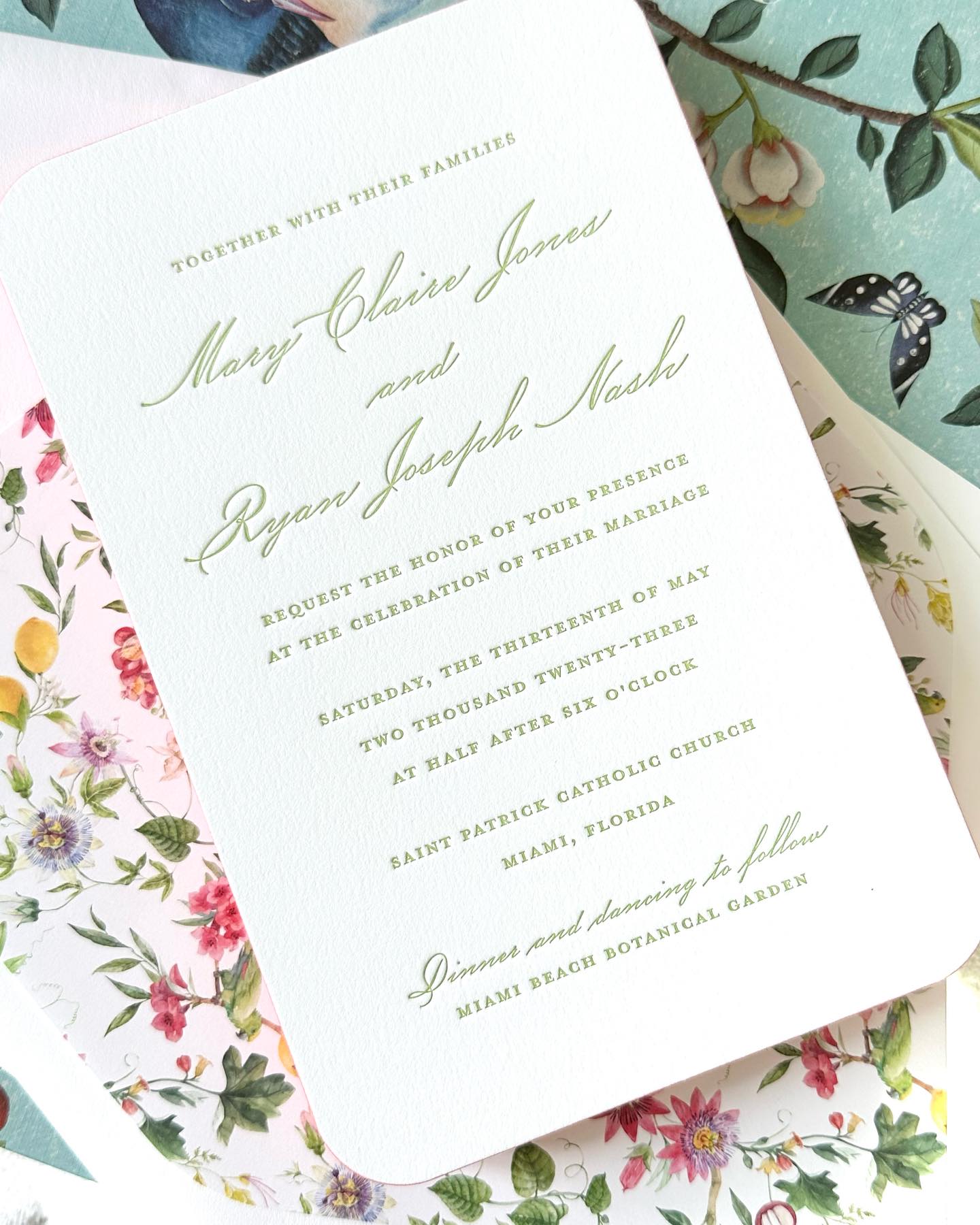 party in the city where the heat is on…🌴
#miamiwedding #weddinginvitations #letterpressinvitations #pinkandgreen #luxuryinvitations #envelopeliner #custominvitations #invitationsuite #invitationdesign #floridawedding