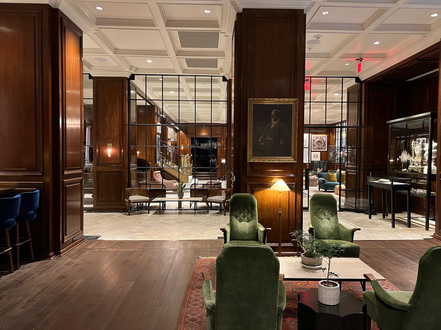 Wow! This hotel in Dallas, TX is a beautiful experience! I wish this was scratch-n-sniff ⦠the hotelās warm and spicy fragrance adds a whole extra level of āyes pleaseā