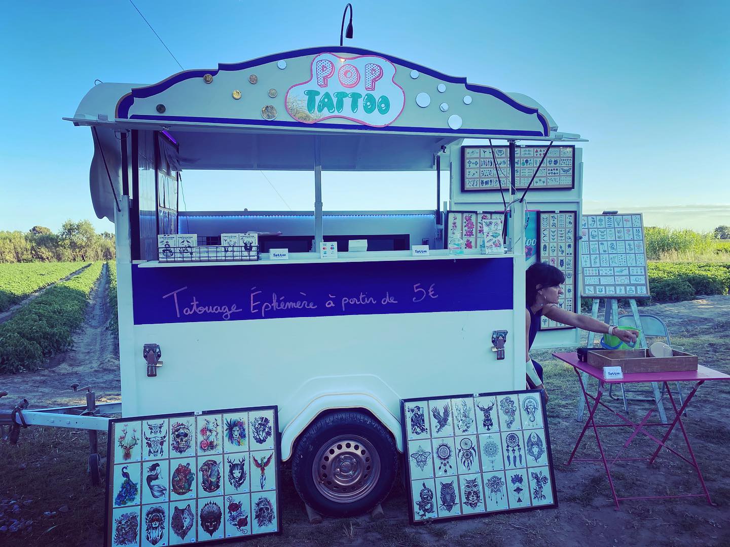 La « Pop Mobile » se déplace pour tout vos événements, mariage, fête 🥳 🍾 … et offre une expérience « Bar à Tattoos » hors du commun !!! @poptattoo.fr #tatouageephemere #baratattoo @masdevaleriole